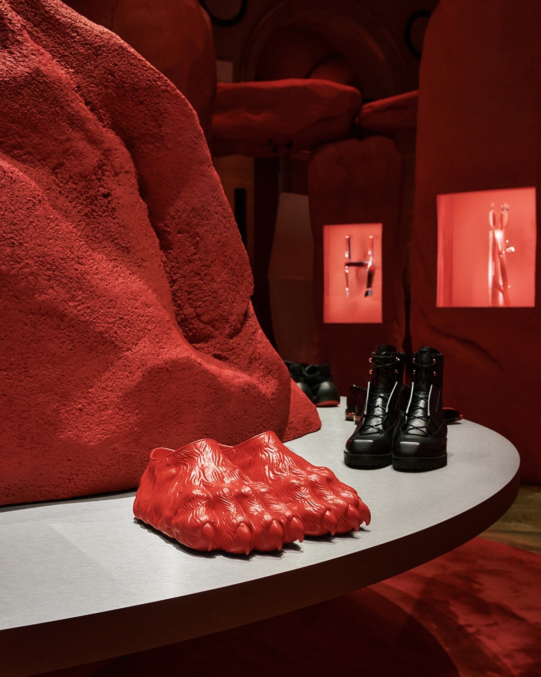 가장 대담하고 힙한 RED💔
크리스찬 루부탱(christian Louboutin)과 제이든 스미스(Jaden Smith)가 함께 창조한 두 번째 마스터피스, 레드 킹덤(Red Kingdom).
이번 컬렉션은 먼 과거의 가상 왕국 유적을 거쳐 미래의 '레드 킹덤'으로 향하는 여정을 담아냈습니다. 상상 속 고대 문명의 유적을 지나 다다른 미래의 붉은 왕국. 클래식한 궁전의 우아함을 표현한 방식에서 제이든 특유의 젊고 힙한 에너지가 느껴지는데요. 👀
현장을 뜨겁게 달군 존재감의 슈즈 라인업과 고대 유적 속에 감각적으로 전시된 아방가르드한 백 라인업까지.
붉은 빛으로 가득했던 압도적인 컬렉션의 핵심 피스들을 지금 확인해보세요! 🩸 이미지2