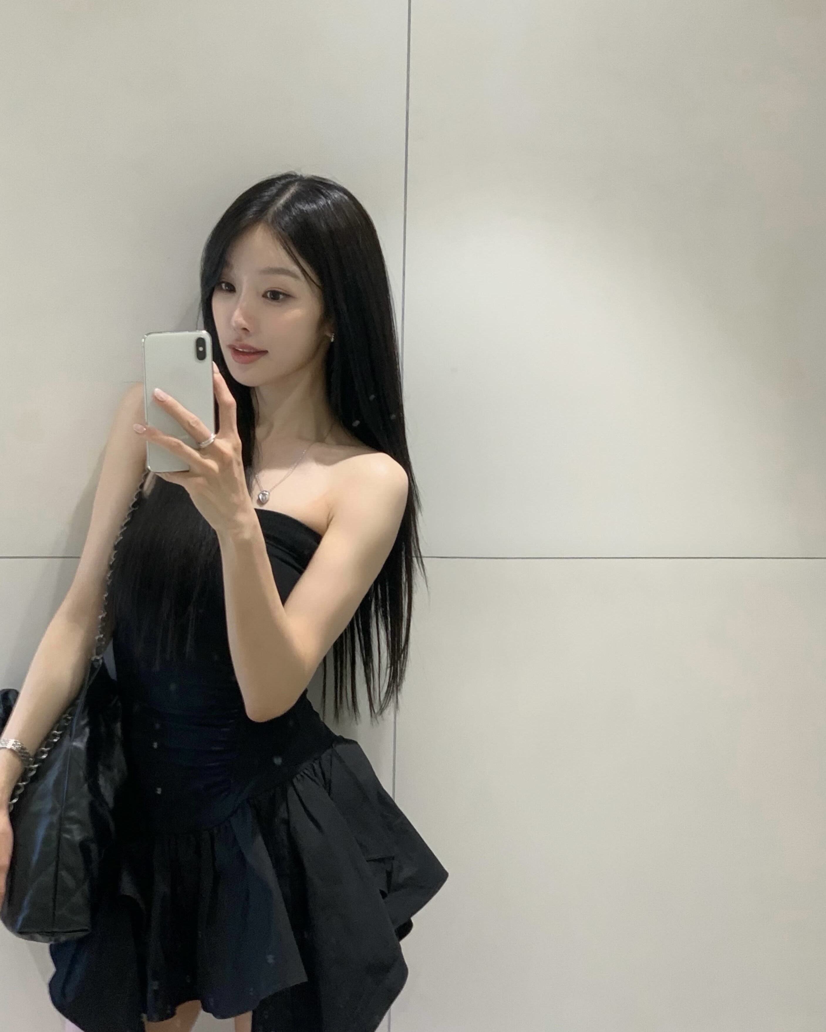 러브버그 피하려다 블랙에 빠지다🖤
러브버그가 밝은색 옷에 더 잘 붙는다는 말, 들어보셨나요? 어두운 컬러가 러브버그를 완전히 막아주는 건 아니지만, 흰색이나 노란색처럼 밝은 옷보다는 덜 부담스럽게 입기 좋은 컬러입니다.
올여름에 입기 좋은 민소매부터 원피스까지 여름에도 답답해 보이지 않게 입을 수 있는 블랙 코디를 참고해보세요. 이미지2