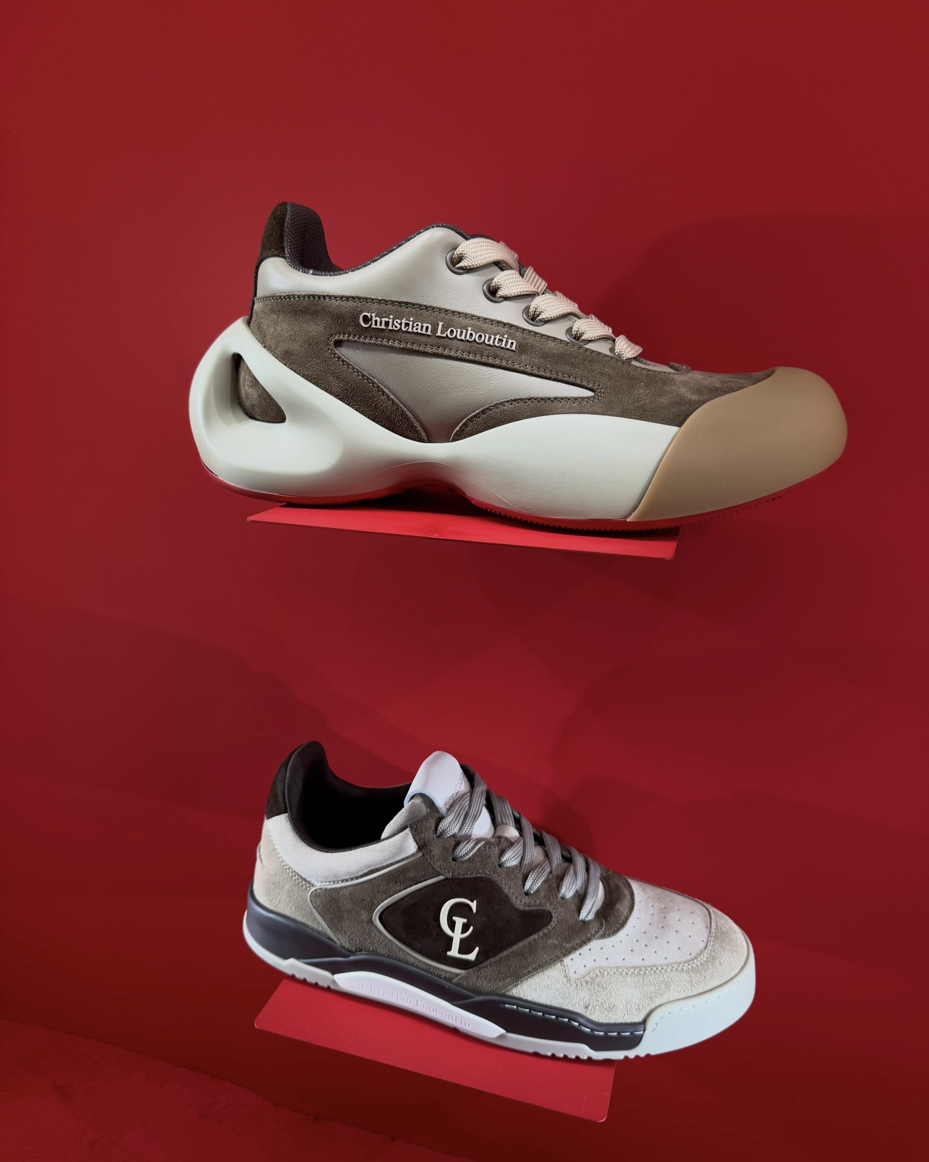 가장 대담하고 힙한 RED💔
크리스찬 루부탱(christian Louboutin)과 제이든 스미스(Jaden Smith)가 함께 창조한 두 번째 마스터피스, 레드 킹덤(Red Kingdom).
이번 컬렉션은 먼 과거의 가상 왕국 유적을 거쳐 미래의 '레드 킹덤'으로 향하는 여정을 담아냈습니다. 상상 속 고대 문명의 유적을 지나 다다른 미래의 붉은 왕국. 클래식한 궁전의 우아함을 표현한 방식에서 제이든 특유의 젊고 힙한 에너지가 느껴지는데요. 👀
현장을 뜨겁게 달군 존재감의 슈즈 라인업과 고대 유적 속에 감각적으로 전시된 아방가르드한 백 라인업까지.
붉은 빛으로 가득했던 압도적인 컬렉션의 핵심 피스들을 지금 확인해보세요! 🩸 이미지5