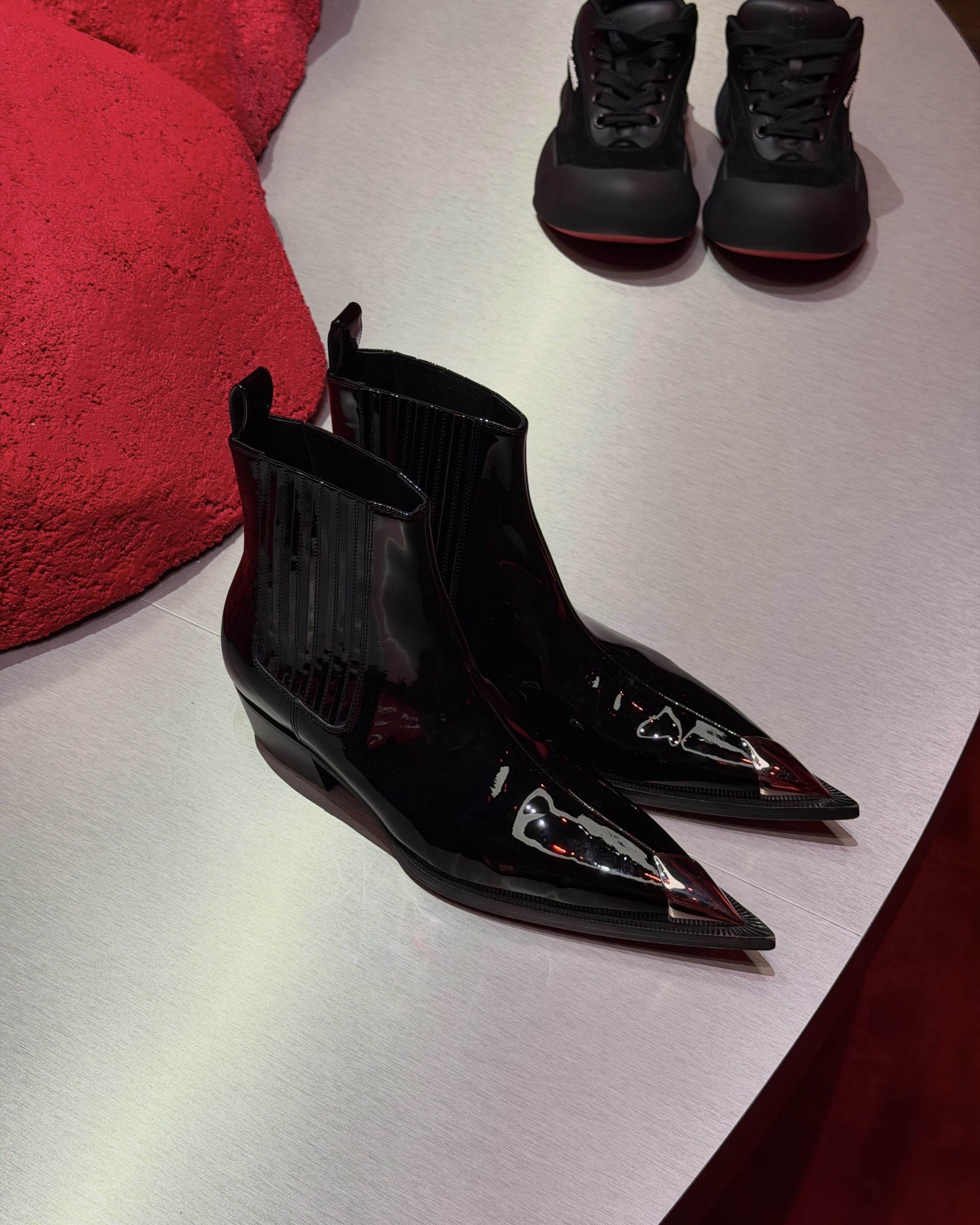 가장 대담하고 힙한 RED💔
크리스찬 루부탱(christian Louboutin)과 제이든 스미스(Jaden Smith)가 함께 창조한 두 번째 마스터피스, 레드 킹덤(Red Kingdom).
이번 컬렉션은 먼 과거의 가상 왕국 유적을 거쳐 미래의 '레드 킹덤'으로 향하는 여정을 담아냈습니다. 상상 속 고대 문명의 유적을 지나 다다른 미래의 붉은 왕국. 클래식한 궁전의 우아함을 표현한 방식에서 제이든 특유의 젊고 힙한 에너지가 느껴지는데요. 👀
현장을 뜨겁게 달군 존재감의 슈즈 라인업과 고대 유적 속에 감각적으로 전시된 아방가르드한 백 라인업까지.
붉은 빛으로 가득했던 압도적인 컬렉션의 핵심 피스들을 지금 확인해보세요! 🩸 이미지4