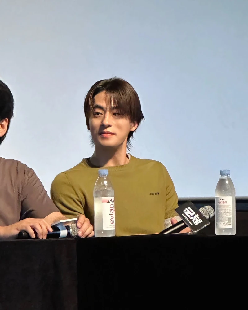 연상호 감독² X 구교환 배우
연상호 감독의 제곱근과 구교환 배우가 <군체>의 6주차 무대인사를 함께 했는데요.
연상호 감독님과 복사 붙여넣기 급 비주얼을 자랑하는 신민재 배우(@mjmjhy1983 ), 그리고 그 사이에서 두쫀쿠같은 케미를 완성해 준 구교환 배우까지! 뜨거웠던 6주차 GV 현장을 공개합니다. 🧆🐜
셋이 트리오로 영화 하나만 만들어주세요,,,Plz 🫶🏻 이미지6