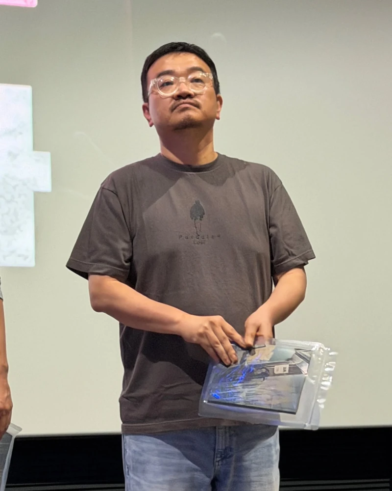 연상호 감독² X 구교환 배우
연상호 감독의 제곱근과 구교환 배우가 <군체>의 6주차 무대인사를 함께 했는데요.
연상호 감독님과 복사 붙여넣기 급 비주얼을 자랑하는 신민재 배우(@mjmjhy1983 ), 그리고 그 사이에서 두쫀쿠같은 케미를 완성해 준 구교환 배우까지! 뜨거웠던 6주차 GV 현장을 공개합니다. 🧆🐜
셋이 트리오로 영화 하나만 만들어주세요,,,Plz 🫶🏻 이미지7