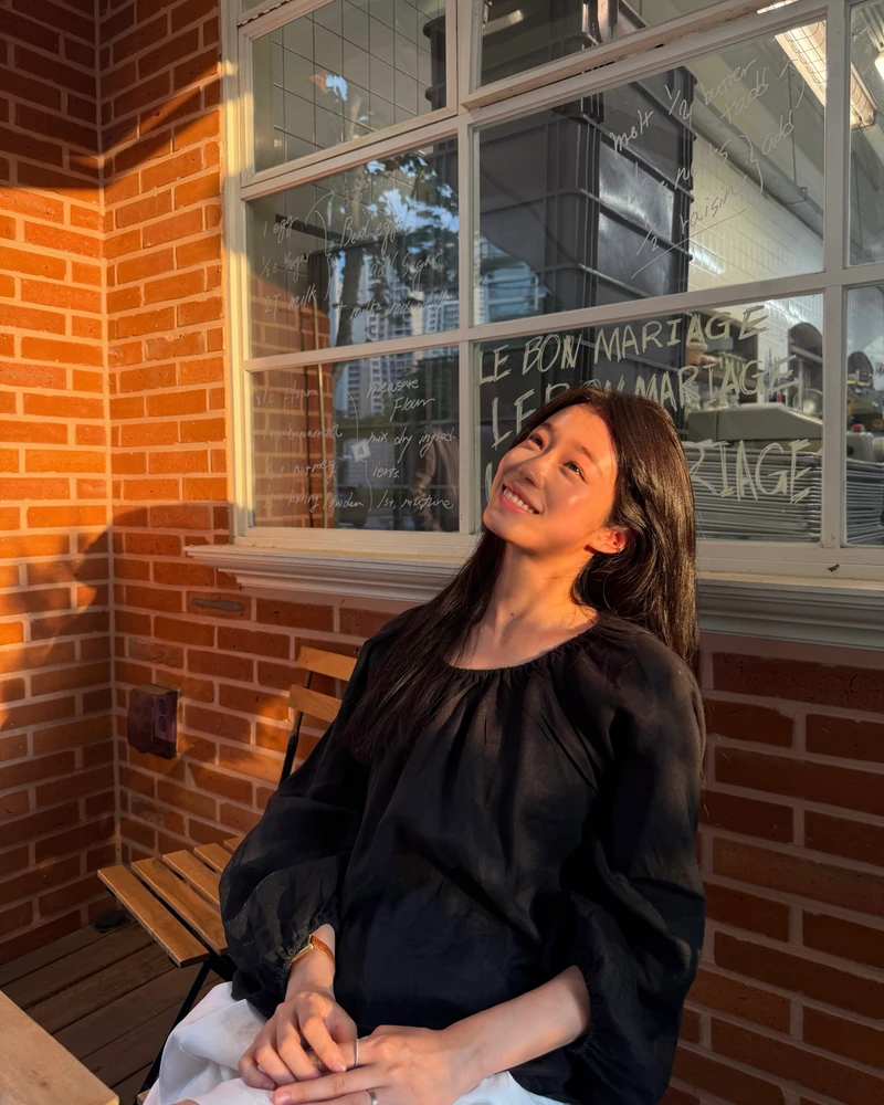 일상이 그냥 드라마 한 편 뚝딱
바람에 흩날리는 머리카락까지 완벽한 배우 노윤서의 일상 이 아니라 화보,, 멜로 영화,,,❤️
정말 화보라고 해도 믿을 이 인생샷들을 남겨준 주인공은 다름 아닌 어머님과 언니라고 하는데요. 어머님과 언니의 사진 센스도 그야말로 '감다살' 그 자체,, 역시 기족은 가족인가 봅니다
저도 그렇게 찍어주시면 안될까요?🙋🏻♀️📸 이미지8