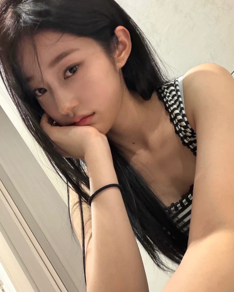 일상이 그냥 드라마 한 편 뚝딱
바람에 흩날리는 머리카락까지 완벽한 배우 노윤서의 일상 이 아니라 화보,, 멜로 영화,,,❤️
정말 화보라고 해도 믿을 이 인생샷들을 남겨준 주인공은 다름 아닌 어머님과 언니라고 하는데요. 어머님과 언니의 사진 센스도 그야말로 '감다살' 그 자체,, 역시 기족은 가족인가 봅니다
저도 그렇게 찍어주시면 안될까요?🙋🏻♀️📸 이미지9
