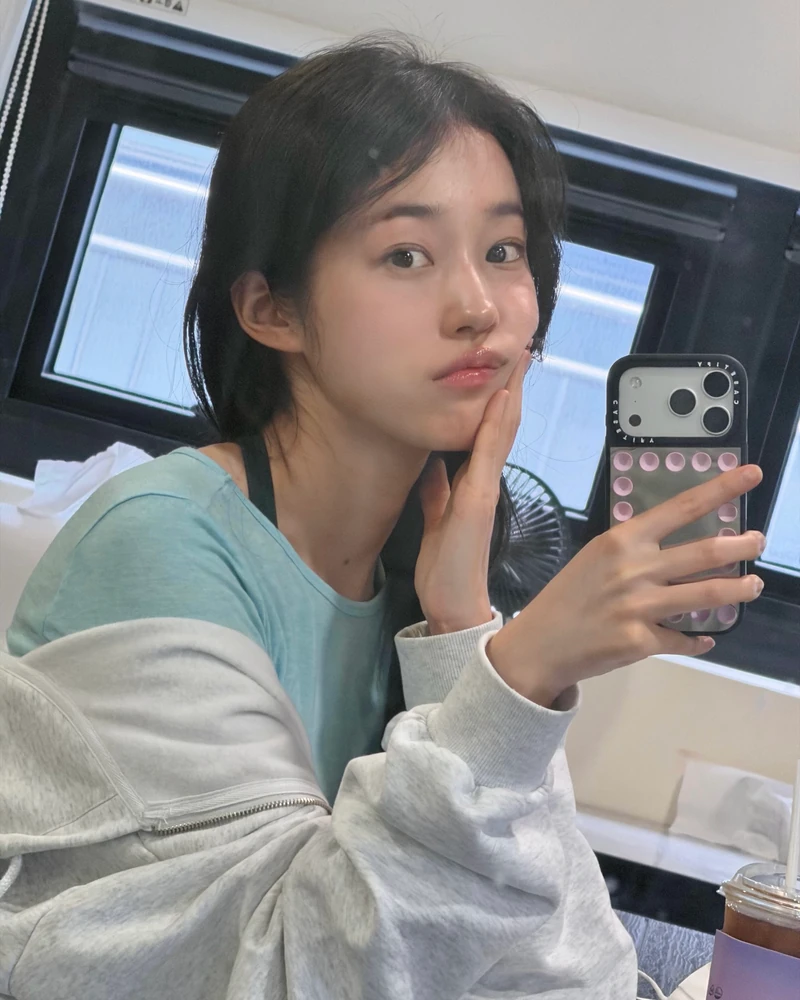 일상이 그냥 드라마 한 편 뚝딱
바람에 흩날리는 머리카락까지 완벽한 배우 노윤서의 일상 이 아니라 화보,, 멜로 영화,,,❤️
정말 화보라고 해도 믿을 이 인생샷들을 남겨준 주인공은 다름 아닌 어머님과 언니라고 하는데요. 어머님과 언니의 사진 센스도 그야말로 '감다살' 그 자체,, 역시 기족은 가족인가 봅니다
저도 그렇게 찍어주시면 안될까요?🙋🏻♀️📸 이미지10