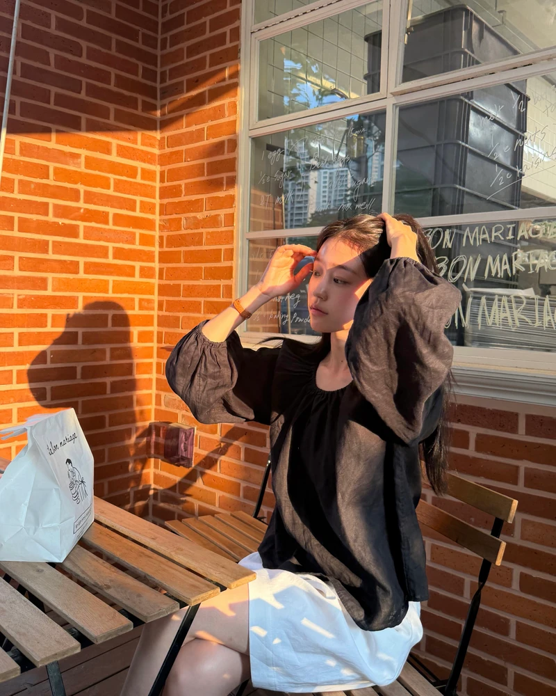 일상이 그냥 드라마 한 편 뚝딱
바람에 흩날리는 머리카락까지 완벽한 배우 노윤서의 일상 이 아니라 화보,, 멜로 영화,,,❤️
정말 화보라고 해도 믿을 이 인생샷들을 남겨준 주인공은 다름 아닌 어머님과 언니라고 하는데요. 어머님과 언니의 사진 센스도 그야말로 '감다살' 그 자체,, 역시 기족은 가족인가 봅니다
저도 그렇게 찍어주시면 안될까요?🙋🏻♀️📸 이미지1