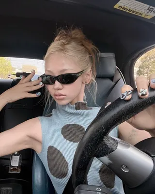 와시하면 선글라스🕶️ 🖤
이제는 뗄레야 뗄 수 없는 수식어가 되어버린 나야와시와 선글라스. 자타공인 선글라스가 세상 잘 어울리는 여자 1위 나야와시가 평소에 즐겨 착용하고 아끼는 최애 선글라스 3가지를 추려봤어요.
힙한 무드부터 클래식한 무드까지, 와시의 취향을 복사해 붙여넣기 할 수 있는 완벽한 선글라스를 이 중 찾아보세요!
1. 레이밴 대디-O II 폴리쉬드 블랙 프레임 (10만 원대)
심플하고 클래식한 디자인에 가격대도 합리적이라 선글라스 입문용으로 와시도 가장 부담 없이 추천하는 제품.
2. 발렌시아가 스포티 B 라운드 Af 선글라스 (80만 원대)
얼굴을 감싸는 둥근 프레임과 측면 골드 BB 로고가 특징으로, 무심하고 힙한 스타일을 연출하기 좋은 아이템.
3. 프라다 타원형 프레임 선글라스 (70만 원대)
세련된 블랙 타원형 프레임에 삼각 로고 플레이가 더해져 어떤 룩에나 시크하게 매치하기 좋은 기본 선글라스. 이미지