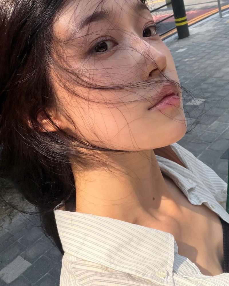 일상이 그냥 드라마 한 편 뚝딱
바람에 흩날리는 머리카락까지 완벽한 배우 노윤서의 일상 이 아니라 화보,, 멜로 영화,,,❤️
정말 화보라고 해도 믿을 이 인생샷들을 남겨준 주인공은 다름 아닌 어머님과 언니라고 하는데요. 어머님과 언니의 사진 센스도 그야말로 '감다살' 그 자체,, 역시 기족은 가족인가 봅니다
저도 그렇게 찍어주시면 안될까요?🙋🏻♀️📸 이미지3