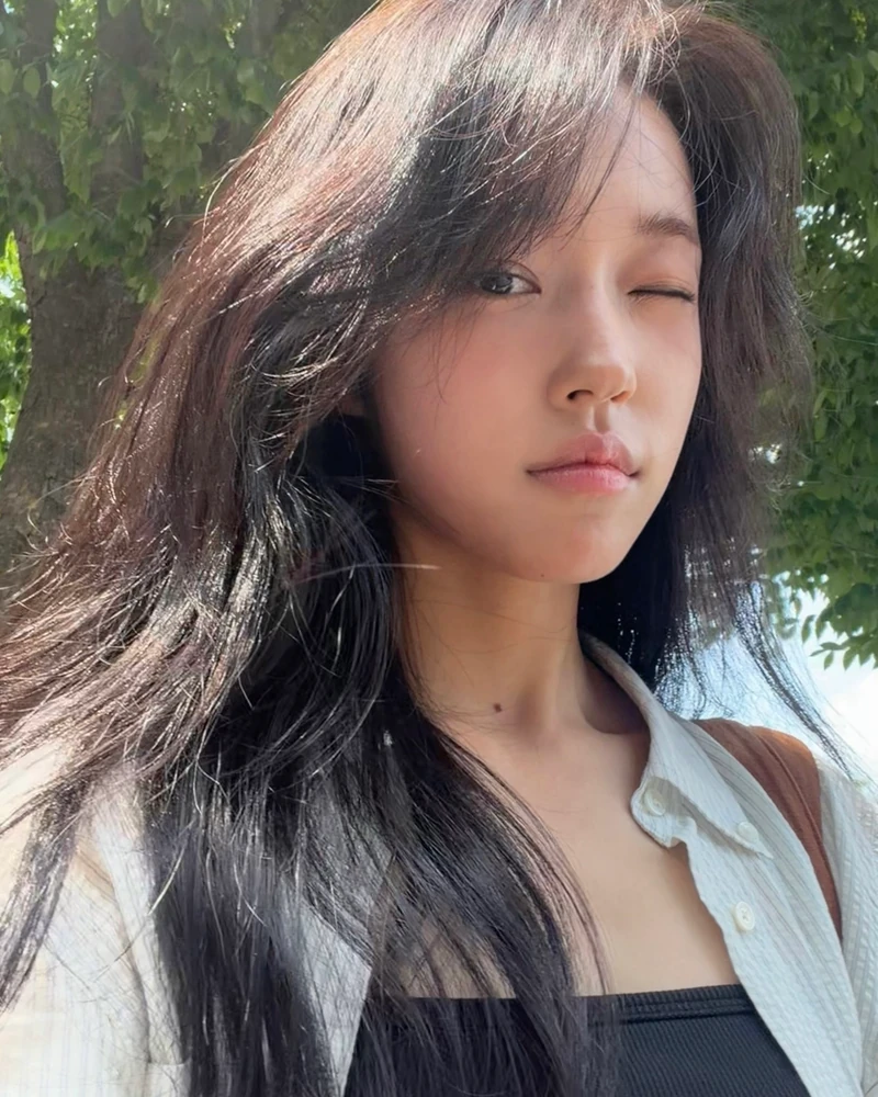 일상이 그냥 드라마 한 편 뚝딱
바람에 흩날리는 머리카락까지 완벽한 배우 노윤서의 일상 이 아니라 화보,, 멜로 영화,,,❤️
정말 화보라고 해도 믿을 이 인생샷들을 남겨준 주인공은 다름 아닌 어머님과 언니라고 하는데요. 어머님과 언니의 사진 센스도 그야말로 '감다살' 그 자체,, 역시 기족은 가족인가 봅니다
저도 그렇게 찍어주시면 안될까요?🙋🏻♀️📸 이미지7