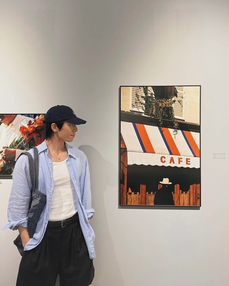 채광 가득 머금은 이 설레는 비주얼.
무심하게 걸친 체크 셔츠에 볼캡 모자까지 조합하니 완전 우리 학교 전설의 '훈남 공대 오빠' 그 자체,,인 위하준.
이런 오빠랑 같은 과라면, 과탑도 할 수 있을 것 같지 않나요?
무심한 듯 설레는 눈빛에 오늘부로 제 전공은 위하준학과로 전과합니다,, 총총❤️ 이미지2
