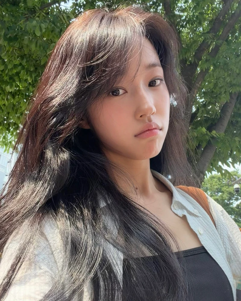 일상이 그냥 드라마 한 편 뚝딱
바람에 흩날리는 머리카락까지 완벽한 배우 노윤서의 일상 이 아니라 화보,, 멜로 영화,,,❤️
정말 화보라고 해도 믿을 이 인생샷들을 남겨준 주인공은 다름 아닌 어머님과 언니라고 하는데요. 어머님과 언니의 사진 센스도 그야말로 '감다살' 그 자체,, 역시 기족은 가족인가 봅니다
저도 그렇게 찍어주시면 안될까요?🙋🏻♀️📸 이미지6