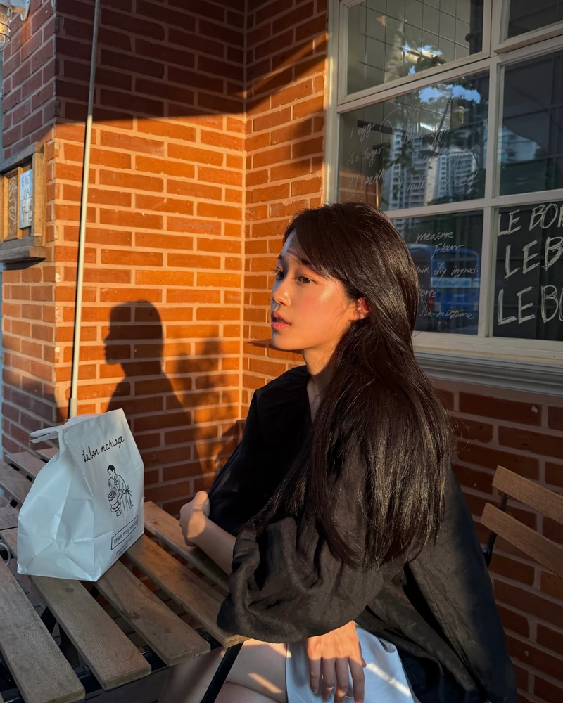 일상이 그냥 드라마 한 편 뚝딱
바람에 흩날리는 머리카락까지 완벽한 배우 노윤서의 일상 이 아니라 화보,, 멜로 영화,,,❤️
정말 화보라고 해도 믿을 이 인생샷들을 남겨준 주인공은 다름 아닌 어머님과 언니라고 하는데요. 어머님과 언니의 사진 센스도 그야말로 '감다살' 그 자체,, 역시 기족은 가족인가 봅니다
저도 그렇게 찍어주시면 안될까요?🙋🏻♀️📸 이미지5
