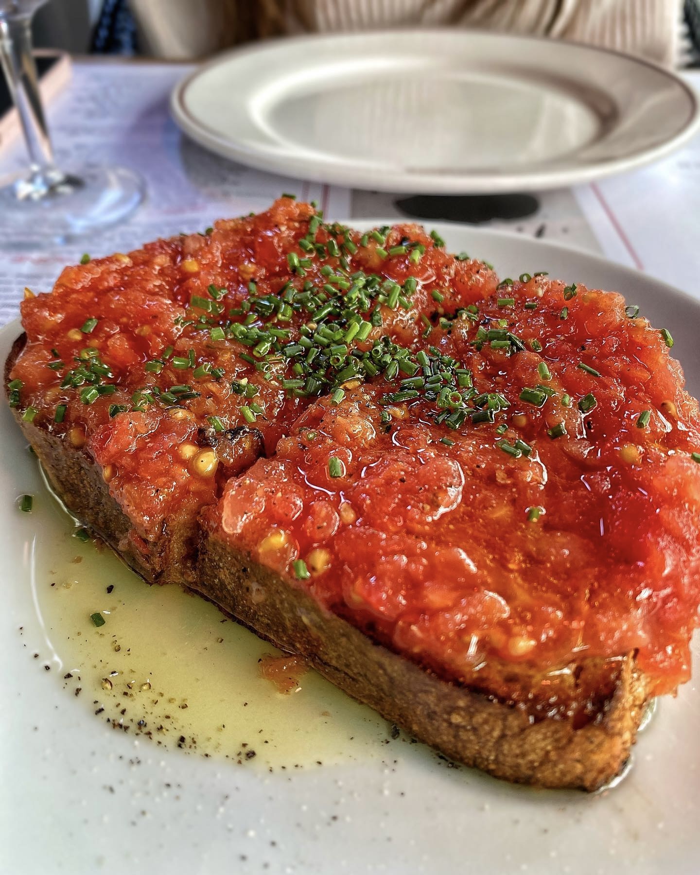 재료 4개로 끝내는 스페인의 맛🇪🇸
요즘 인스타그램 알고리즘에 자주 보이는 이 요리 뭔지 궁금하셨죠? 🙌🏻
우리에겐 생소한 이 음식이 해외에선 간단하게 요리할 수 있어 대중적으로 알려져있는 음식인데요. 패션앤스타일이 지금 뉴욕의 가장 핫한 디자이너 샌디 리앙의 인스타그램 스토리에서도 포착했습니다.👀
레시피는 아주 간단합니다! 스페인어로 '판 콘 토마테'라 불리는 이 '토마토 브레드'를 지금 만들어보세요.
📌준비물
빵(사워도우 또는 치아바타), 토마토(큰 생토마토를 사용해요), 엑스트라버진 올리브 오일, 통마늘, 소금(바다 소금을 사용하면 풍미가 더 좋습니다)
📌레시피
1. 빵에 기름을 바르고 토스트합니다.
치아바타 빵을 세로로 반으로 자른 후 5cm 두께로 썰어줍니다. 좋은 올리브 오일을 바르고 베이킹 시트에 펼쳐 놓습니다. 오븐의 그릴에서 약 15cm 떨어진 곳에 놓고 3분 이내로 노릇하게 구워줍니다.
2. 토마토를 강판에 갈아주세요.
토마토 윗부분에 작은 칼집을 내고 강판을 이용해 갈아줍니다. 소금과 라임즙(선택 사항)을 약간 넣어 간을 합니다.
3. 토마토 빵을 만드세요.
빵이 다 구워지면 뜨거운 빵 위에 마늘을 문지릅니다. 빵 위에 토마토 퓌레를 바르고 기호에 따라 파슬리나 후추를 올려 먹어요.
뻔한 토스트가 지겨워졌다면, 이번 주말엔 이 소박하고 강렬한 맛에 빠져보세요! 이미지4