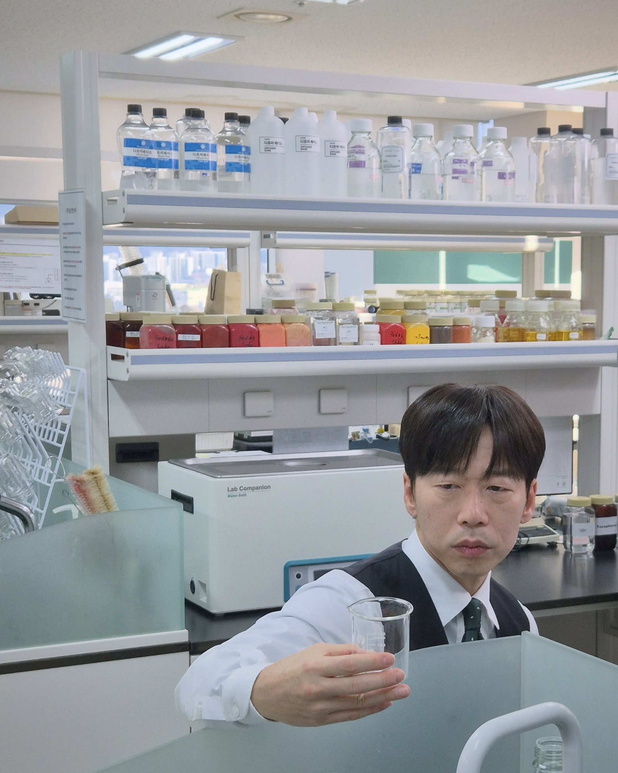 세계관 파괴하는 마성의 신스틸러🎬
화면 속에서 뿜어져 나오는 존재감만큼은 언제나 '0순위'인 배우 윤병희,,,❤️
무려 50여 편에 달하는 엄청난 필모그래피가 그의 명품 연기력을 그대로 증명해 주는데요. 드라마 <낮과 밤이 다른 그녀>, <이로운 사기>, <빈센조>부터 영화 <그녀가 죽었다>, <도굴>까지.
수많은 세계관 속에서 매번 완벽하게 다른 사람으로 변신해 버리는 연기를 볼 때면 진짜 감탄이 절로 나오지 않나요?
늘 다채로운 얼굴로 우리를 찾아오는, 알고 보면 세상에서 가장 멋진 배우 윤병희의 내일을 패션앤스타일이 응원합니다.🙆🏻♀️
50번의 변신 끝에 마주한 그의 가장 훈훈한 모먼트를 지금 확인해 보세요! 총총 😉❤️ 이미지9