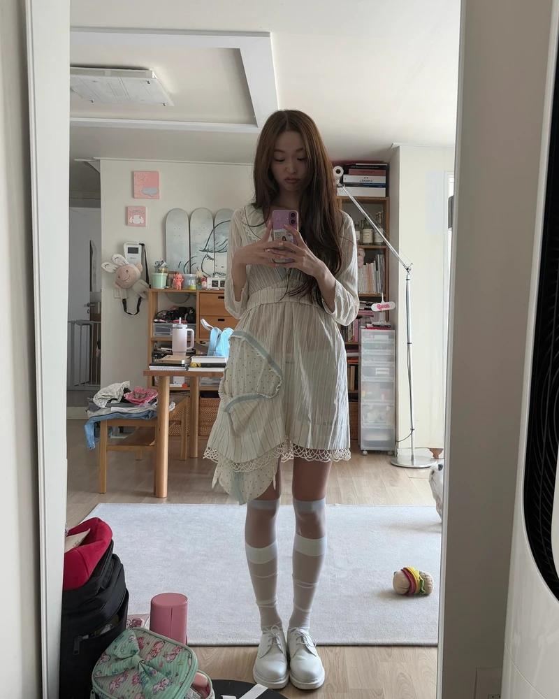 이름마저 예쁜 유채원🩷
변정수만큼 뛰어난 패션 감각을 가진 유채원. 모델로 활동하며 자신만의 취향을 담은 소품 숍 @house.mumu도 운영하며, 옷뿐 아니라 소품에서도 키치하고 사랑스러운 무드를 보여주고 있는데요.
사랑스러운 페미닌 룩에 빈티지하고 키치한 요소를 자연스럽게 더하는 패션 센스가 돋보이죠. 올여름 뻔하지 않은 느좋 사복 코디를 찾고 있다면, 유채원의 스타일링을 참고해보세요. 이미지8