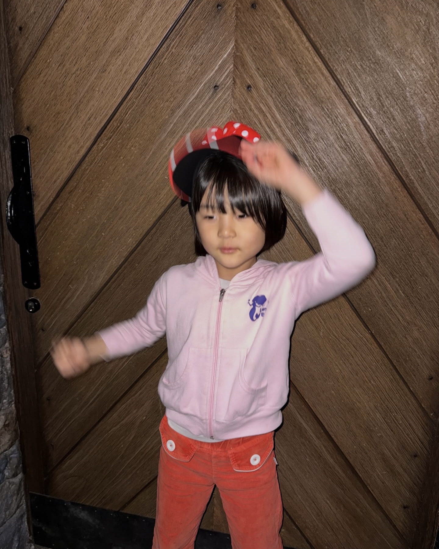 보기만 해도 마음이 몽글몽글해지는 커플
지난 28일 나영❤️큐 쀼가 드디어 혼인신고를 마치고 진짜 진짜 가족이 되었다는 반가운 소식을 전했습니다.
나영의 유튜브 채널 <노필터티비> 를 통해 공개된 혼인신고 날의 영상은 보는 이들의 마음까지 따뜻한 행복으로 가득 채워주었는데요. 🤍
서로의 든든한 편이 되어주며 예쁜 사랑을 키워온 두 사람, 그리고 든든하고 사랑스러운 신우와 이준이까지 함께 완성한 네 사람의 앞날에 오직 웃음과 행복만 가득하기를, 새로운 출발을 온 마음 다해 응원합니다! 🙆🏻♀️❤️ 이미지7