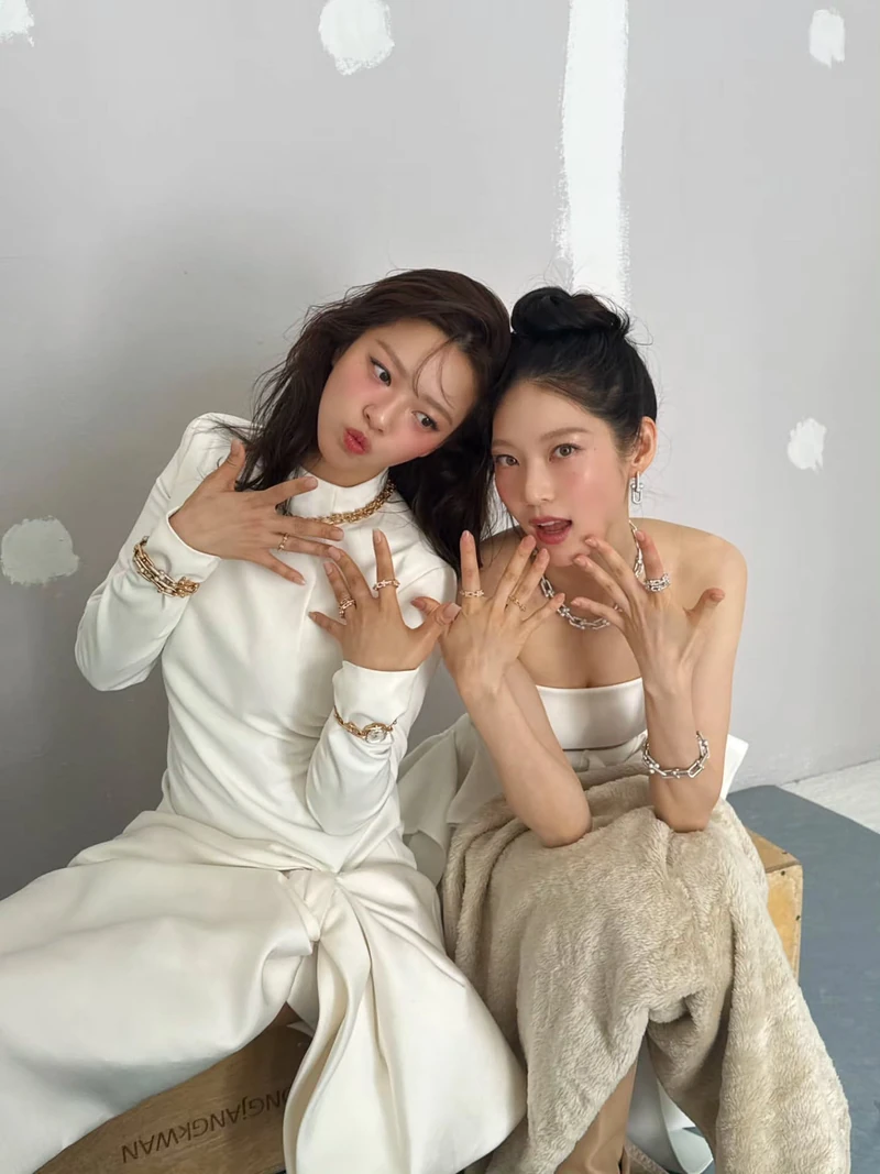 동생 정연이 올린 추가 자매컷🤍❤️
한 집에 이렇게 이쁜 사람이 둘이나…🥹 자매들도 부러워할 자매들 이미지1