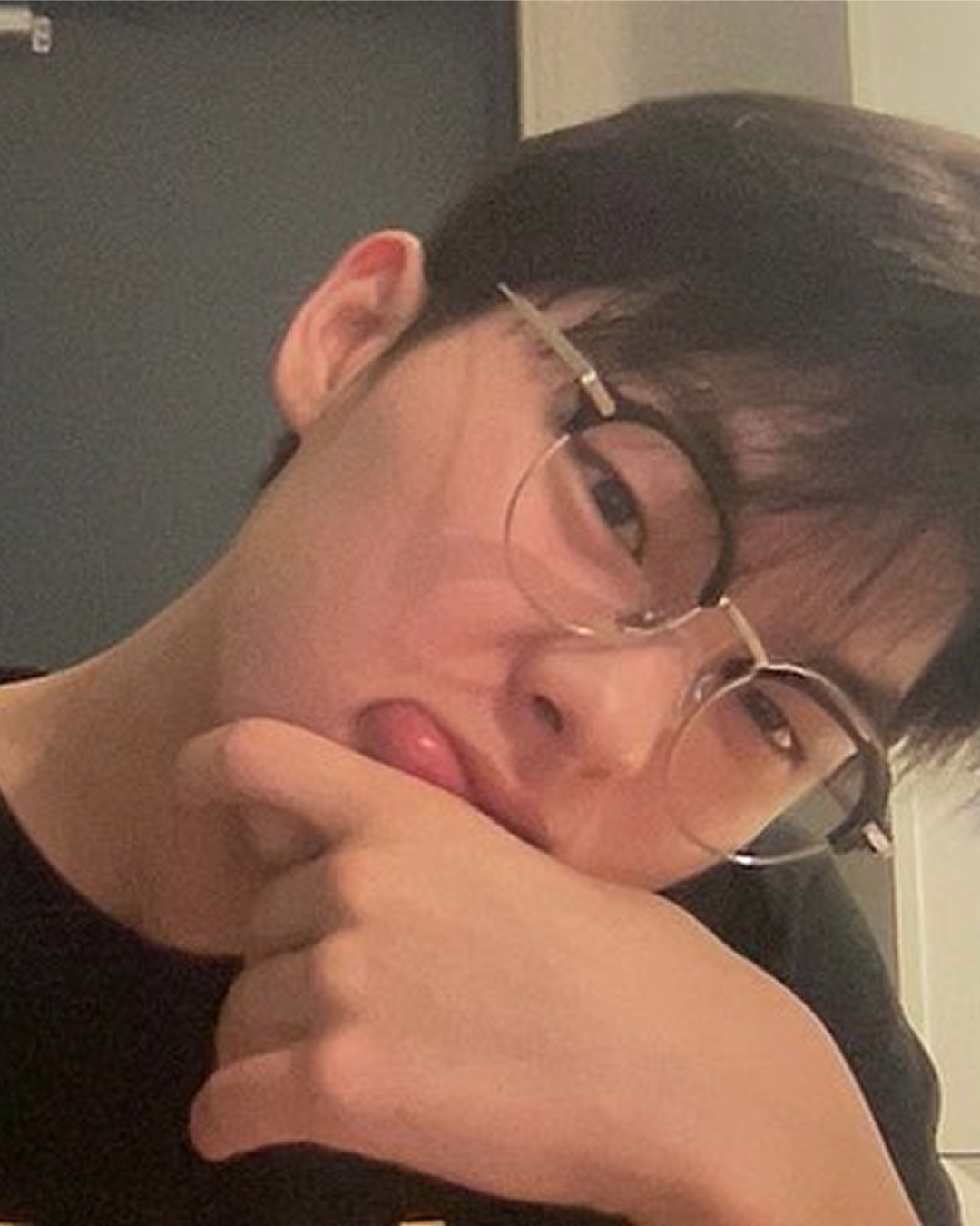 안경이 '현욱빨' 받는 중? 👓🔥
소년미와 냉미남을 1초 만에 넘나드는 최현욱 안경 스타일링 모음
넷플릭스 신작 <맨 끝줄 소년>으로 활약중인 배우 최현욱의 치명적인 매력 한 끗, 바로 '안경'입니다! 긱시크부터 힙한 무드까지 다 잡은 최현욱의 남친룩 모먼트, 슬라이드를 넘겨서 확인해 보세요! 이미지6
