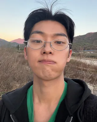 안경이 '현욱빨' 받는 중? 👓🔥
소년미와 냉미남을 1초 만에 넘나드는 최현욱 안경 스타일링 모음
넷플릭스 신작 <맨 끝줄 소년>으로 활약중인 배우 최현욱의 치명적인 매력 한 끗, 바로 '안경'입니다! 긱시크부터 힙한 무드까지 다 잡은 최현욱의 남친룩 모먼트, 슬라이드를 넘겨서 확인해 보세요! 이미지