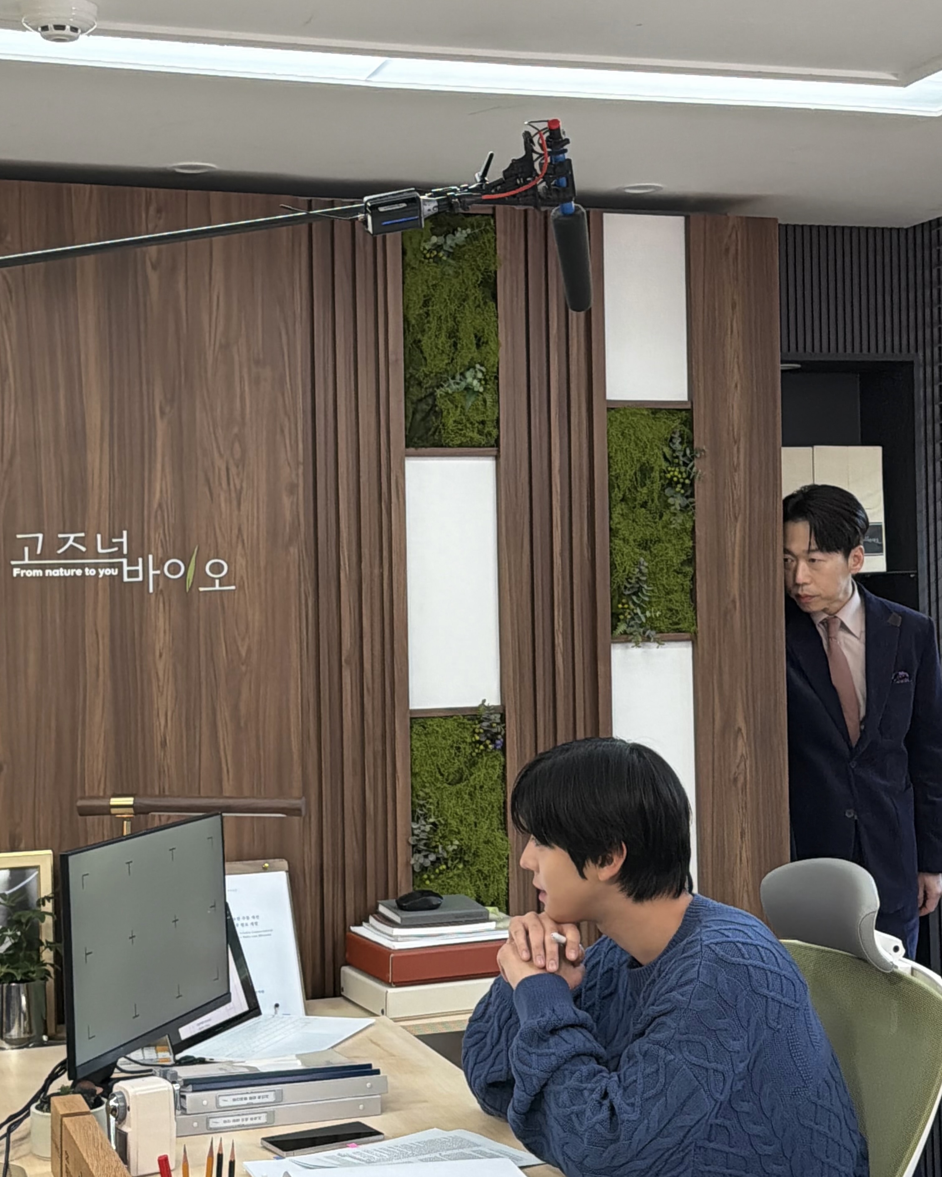 세계관 파괴하는 마성의 신스틸러🎬
화면 속에서 뿜어져 나오는 존재감만큼은 언제나 '0순위'인 배우 윤병희,,,❤️
무려 50여 편에 달하는 엄청난 필모그래피가 그의 명품 연기력을 그대로 증명해 주는데요. 드라마 <낮과 밤이 다른 그녀>, <이로운 사기>, <빈센조>부터 영화 <그녀가 죽었다>, <도굴>까지.
수많은 세계관 속에서 매번 완벽하게 다른 사람으로 변신해 버리는 연기를 볼 때면 진짜 감탄이 절로 나오지 않나요?
늘 다채로운 얼굴로 우리를 찾아오는, 알고 보면 세상에서 가장 멋진 배우 윤병희의 내일을 패션앤스타일이 응원합니다.🙆🏻♀️
50번의 변신 끝에 마주한 그의 가장 훈훈한 모먼트를 지금 확인해 보세요! 총총 😉❤️ 이미지8