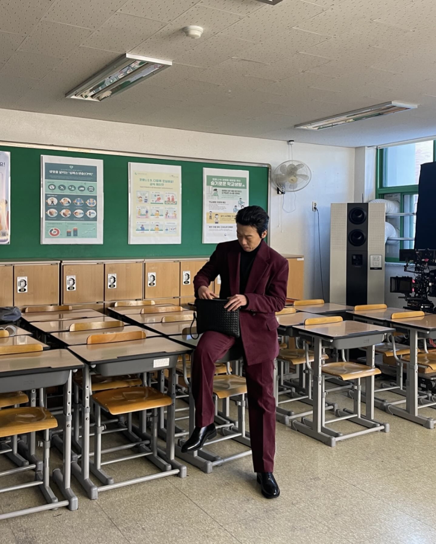 세계관 파괴하는 마성의 신스틸러🎬
화면 속에서 뿜어져 나오는 존재감만큼은 언제나 '0순위'인 배우 윤병희,,,❤️
무려 50여 편에 달하는 엄청난 필모그래피가 그의 명품 연기력을 그대로 증명해 주는데요. 드라마 <낮과 밤이 다른 그녀>, <이로운 사기>, <빈센조>부터 영화 <그녀가 죽었다>, <도굴>까지.
수많은 세계관 속에서 매번 완벽하게 다른 사람으로 변신해 버리는 연기를 볼 때면 진짜 감탄이 절로 나오지 않나요?
늘 다채로운 얼굴로 우리를 찾아오는, 알고 보면 세상에서 가장 멋진 배우 윤병희의 내일을 패션앤스타일이 응원합니다.🙆🏻♀️
50번의 변신 끝에 마주한 그의 가장 훈훈한 모먼트를 지금 확인해 보세요! 총총 😉❤️ 이미지5