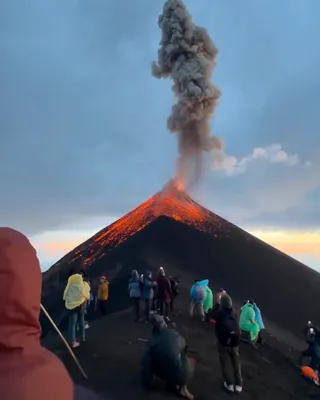 세상 참 좋다. 누워서 화산 폭발도 보고👀🌋
여기 말 그대로 어쩌면 살면서 한 번도 못 해볼 경험을 대신 전해주는 크리에이터가 있습니다. 바로 드론 하나로 전 세계의 가장 경이롭고 위험한 순간을 생생하게 포착하는 독일의 유명 크리에이터 세바스티안 쉬어렌 Sebastian Schieren인데요.
과테말라 활화산의 거대한 폭발 속으로 드론을 과감하게 다이빙 시켜, CG보다 더 CG 같은 비주얼을 세상 밖으로 꺼냈습니다.
안전한 일상을 벗어나 이토록 치열하고 거대한 대자연을 마주하는 삶은 어떤 기분일까요?
지루한 일상에서 벗어나 경이롭고 가슴 벅차오르는 순간을 마주하고 싶다면, 지금 세바스티안 쉬어렌 Sebastian Schieren의 영상을 확인해보세요! 📲 이미지