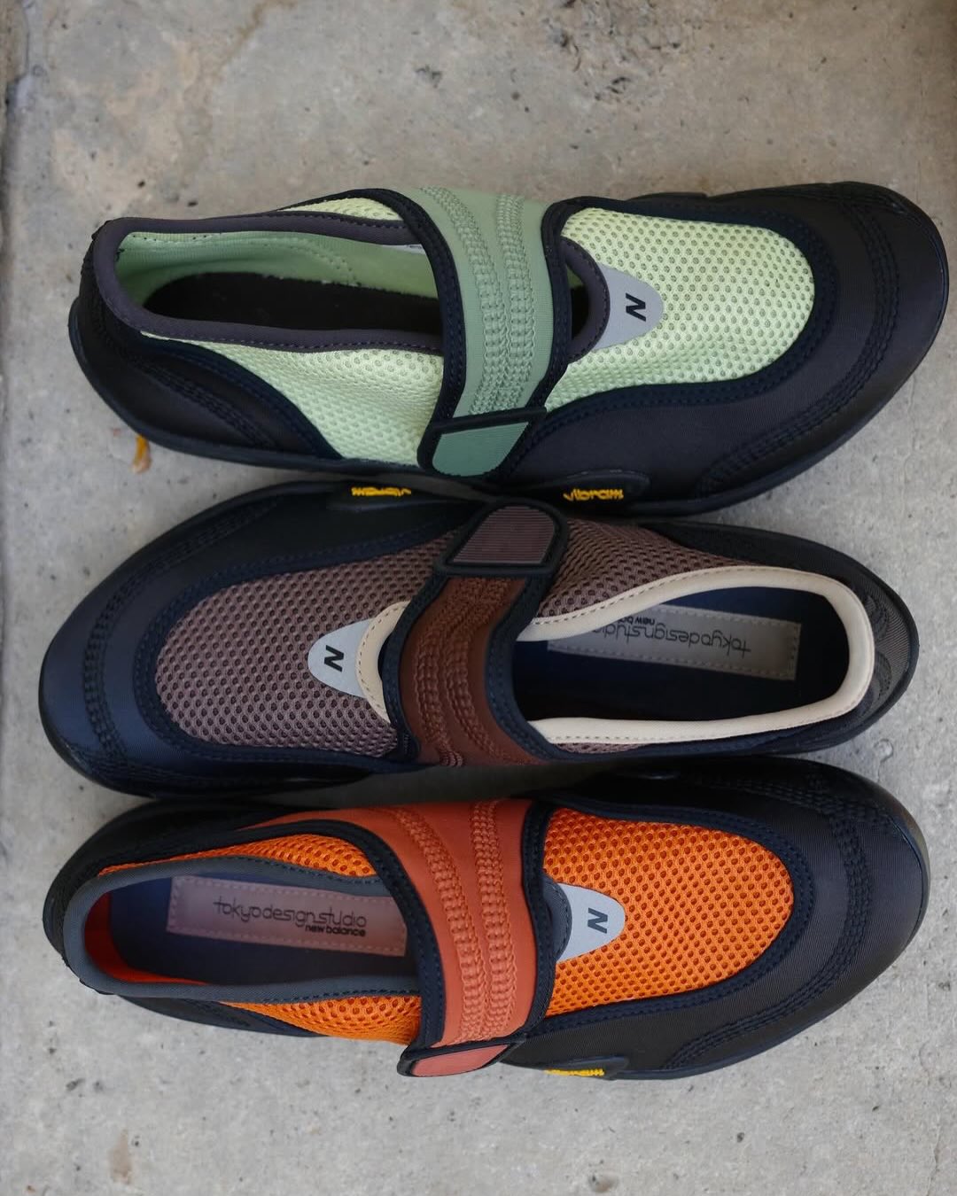 뉴발란스, 미니멀 끝판왕 MT10⛰️
도쿄 디자인 스튜디오(Tokyo Design Studio)가 뉴발란스(New Balance) MT10T 후속을 예고했어요. 첫 버전은 가죽 슬립온, 이번 V2는 메쉬 어퍼에 벨크로 스트랩을 얹었죠. 올리브·브라운·오렌지 세 컬러가 한 번에 포착됐어요.
미니머스(Minimus) 계보답게 비브람(Vibram) 아웃솔로 트레일 기능은 그대로. 발매 시점과 가격은 아직 공개 전입니다.
• 뉴발란스 도쿄 디자인 스튜디오 MT10T V2 이미지2