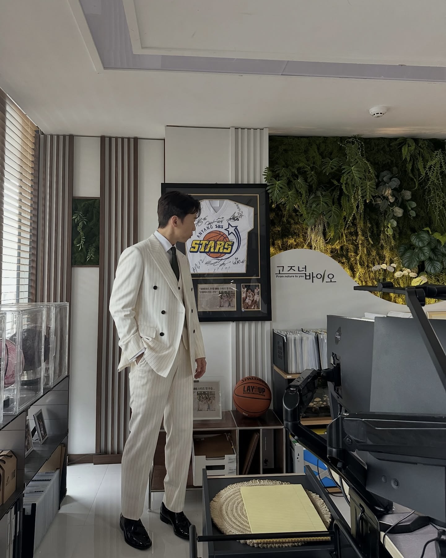 세계관 파괴하는 마성의 신스틸러🎬
화면 속에서 뿜어져 나오는 존재감만큼은 언제나 '0순위'인 배우 윤병희,,,❤️
무려 50여 편에 달하는 엄청난 필모그래피가 그의 명품 연기력을 그대로 증명해 주는데요. 드라마 <낮과 밤이 다른 그녀>, <이로운 사기>, <빈센조>부터 영화 <그녀가 죽었다>, <도굴>까지.
수많은 세계관 속에서 매번 완벽하게 다른 사람으로 변신해 버리는 연기를 볼 때면 진짜 감탄이 절로 나오지 않나요?
늘 다채로운 얼굴로 우리를 찾아오는, 알고 보면 세상에서 가장 멋진 배우 윤병희의 내일을 패션앤스타일이 응원합니다.🙆🏻♀️
50번의 변신 끝에 마주한 그의 가장 훈훈한 모먼트를 지금 확인해 보세요! 총총 😉❤️ 이미지6