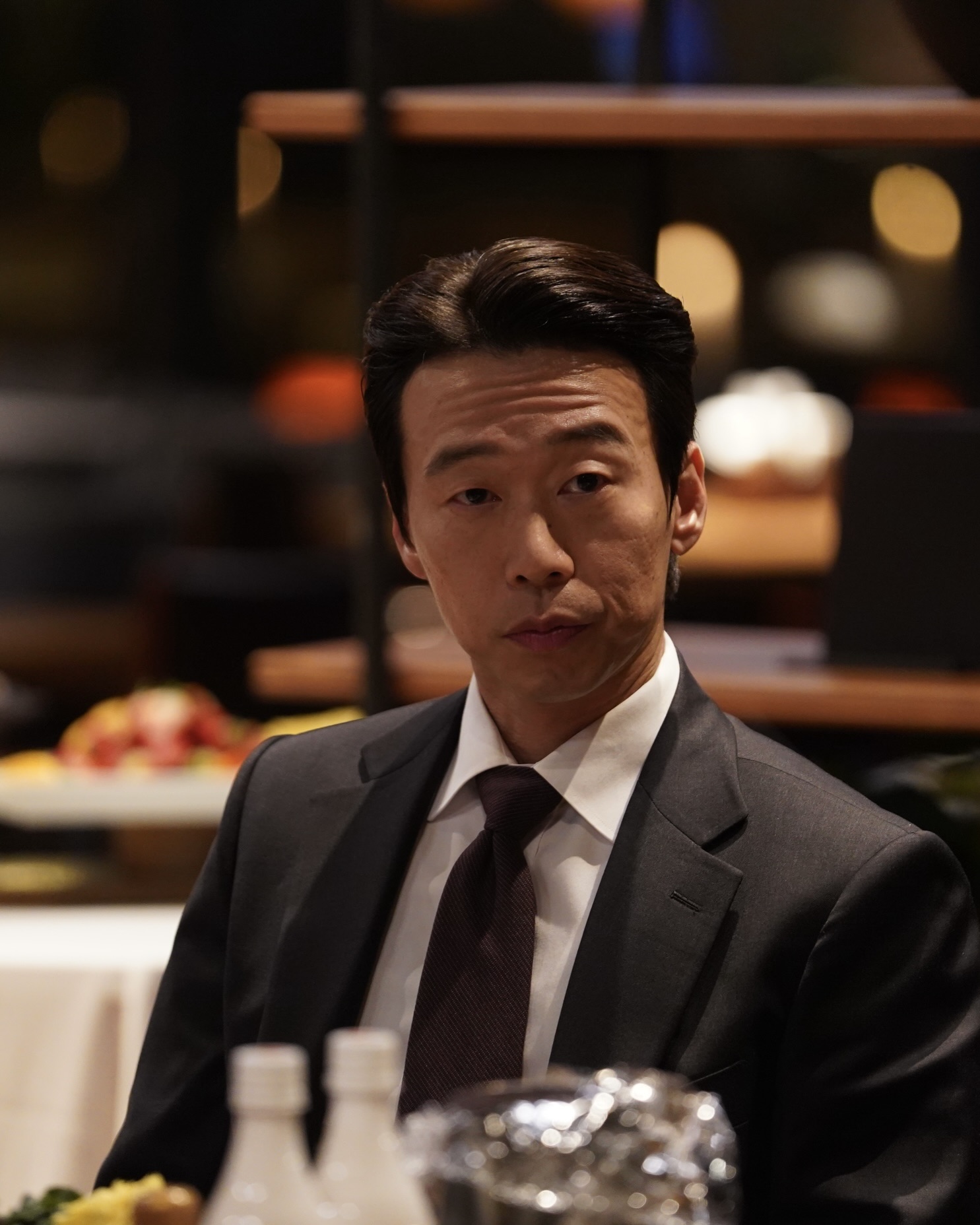 세계관 파괴하는 마성의 신스틸러🎬
화면 속에서 뿜어져 나오는 존재감만큼은 언제나 '0순위'인 배우 윤병희,,,❤️
무려 50여 편에 달하는 엄청난 필모그래피가 그의 명품 연기력을 그대로 증명해 주는데요. 드라마 <낮과 밤이 다른 그녀>, <이로운 사기>, <빈센조>부터 영화 <그녀가 죽었다>, <도굴>까지.
수많은 세계관 속에서 매번 완벽하게 다른 사람으로 변신해 버리는 연기를 볼 때면 진짜 감탄이 절로 나오지 않나요?
늘 다채로운 얼굴로 우리를 찾아오는, 알고 보면 세상에서 가장 멋진 배우 윤병희의 내일을 패션앤스타일이 응원합니다.🙆🏻♀️
50번의 변신 끝에 마주한 그의 가장 훈훈한 모먼트를 지금 확인해 보세요! 총총 😉❤️ 이미지10