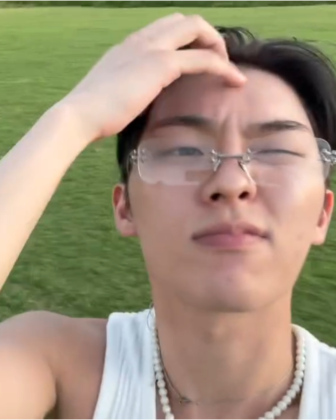 안경이 '현욱빨' 받는 중? 👓🔥
소년미와 냉미남을 1초 만에 넘나드는 최현욱 안경 스타일링 모음
넷플릭스 신작 <맨 끝줄 소년>으로 활약중인 배우 최현욱의 치명적인 매력 한 끗, 바로 '안경'입니다! 긱시크부터 힙한 무드까지 다 잡은 최현욱의 남친룩 모먼트, 슬라이드를 넘겨서 확인해 보세요! 이미지3