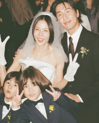 보기만 해도 마음이 몽글몽글해지는 커플
지난 28일 나영❤️큐 쀼가 드디어 혼인신고를 마치고 진짜 진짜 가족이 되었다는 반가운 소식을 전했습니다.
나영의 유튜브 채널 <노필터티비> 를 통해 공개된 혼인신고 날의 영상은 보는 이들의 마음까지 따뜻한 행복으로 가득 채워주었는데요. 🤍
서로의 든든한 편이 되어주며 예쁜 사랑을 키워온 두 사람, 그리고 든든하고 사랑스러운 신우와 이준이까지 함께 완성한 네 사람의 앞날에 오직 웃음과 행복만 가득하기를, 새로운 출발을 온 마음 다해 응원합니다! 🙆🏻♀️❤️ 이미지