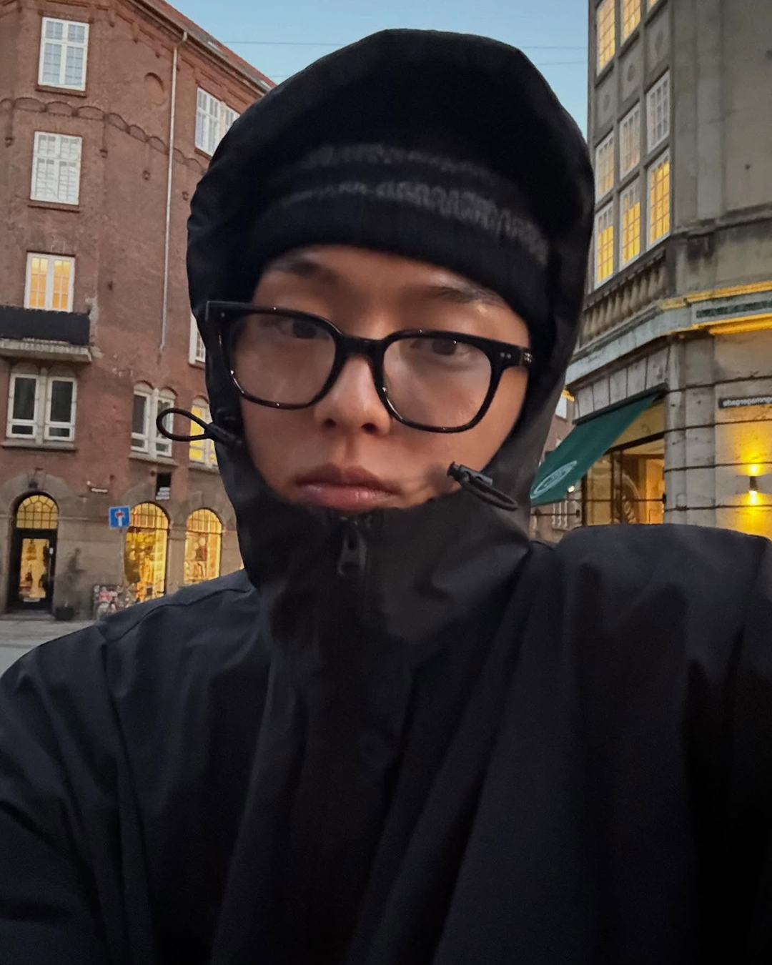 안경이 '현욱빨' 받는 중? 👓🔥
소년미와 냉미남을 1초 만에 넘나드는 최현욱 안경 스타일링 모음
넷플릭스 신작 <맨 끝줄 소년>으로 활약중인 배우 최현욱의 치명적인 매력 한 끗, 바로 '안경'입니다! 긱시크부터 힙한 무드까지 다 잡은 최현욱의 남친룩 모먼트, 슬라이드를 넘겨서 확인해 보세요! 이미지10
