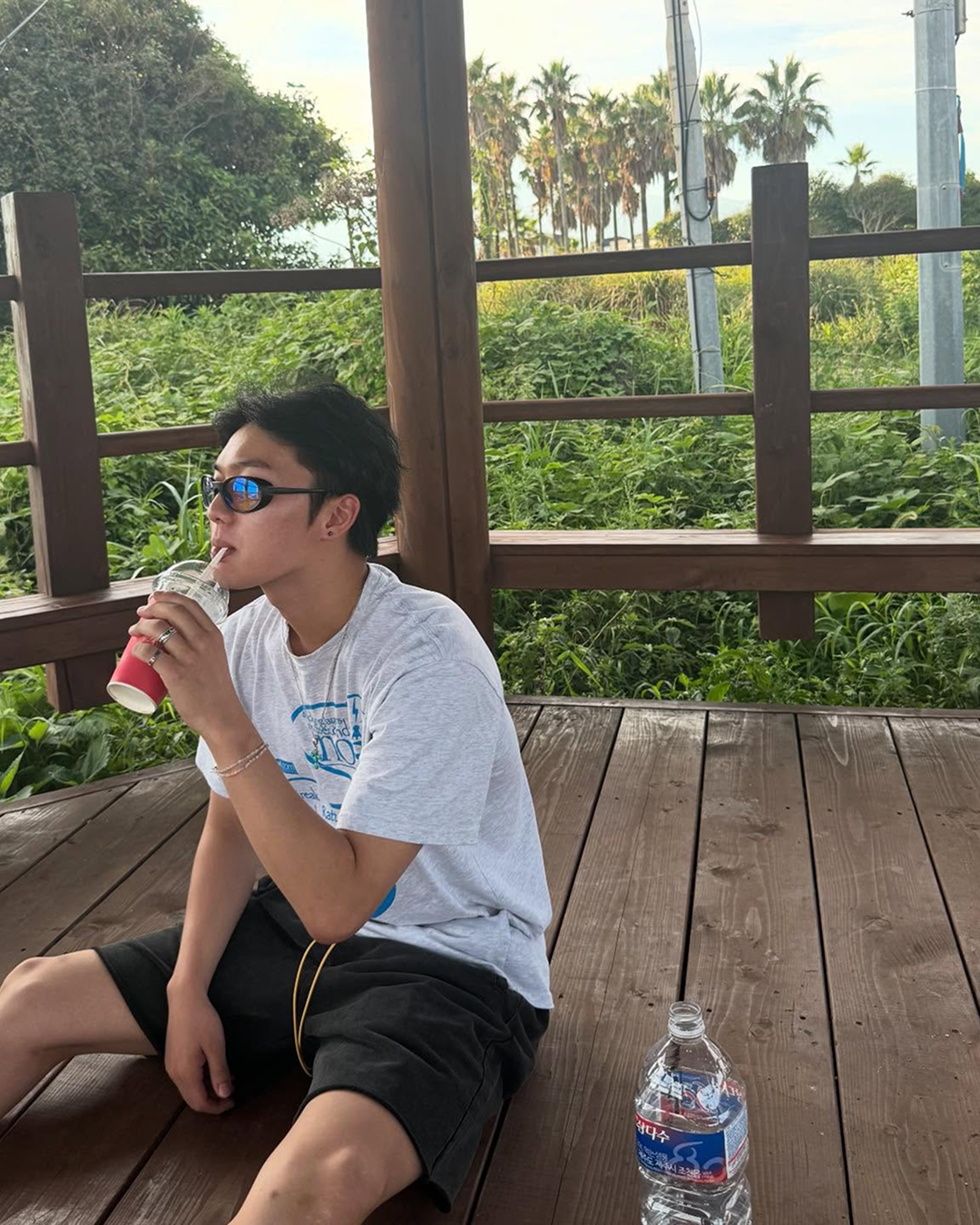 안경이 '현욱빨' 받는 중? 👓🔥
소년미와 냉미남을 1초 만에 넘나드는 최현욱 안경 스타일링 모음
넷플릭스 신작 <맨 끝줄 소년>으로 활약중인 배우 최현욱의 치명적인 매력 한 끗, 바로 '안경'입니다! 긱시크부터 힙한 무드까지 다 잡은 최현욱의 남친룩 모먼트, 슬라이드를 넘겨서 확인해 보세요! 이미지5