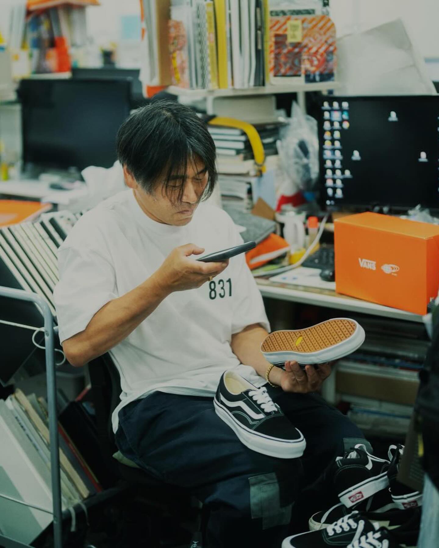 7월 2일, 빔스 하라주쿠 출시🤝
반스(Vans) × 빔스(BEAMS) ‘Skool Era’, 출시합니다.
올드 스쿨(Old Skool)과 에라(Era). 반스를 대표하는 두 실루엣을 한 켤레 안에 섞었습니다. 외측엔 에라 특유의 피스 태그 디자인과 미니멀한 라인을 살리고, 내측엔 올드 스쿨의 시그니처 사이드 스트라이프를 적용했습니다. 같은 신발이 좌우에서 다르게 읽히는 구조예요.
아웃솔엔 비브람(Vibram) 솔이 들어갔습니다. 반스 클래식 실루엣에 비브람 그립을 얹은 조합으로 익숙한 형태에 조용히 다른 무게감이 생겼어요. 7월 2일(목) 빔스 하라주쿠 선행, 7월 3일(금) 빔스 전 매장 및 공식 온라인샵 일반 발매. 일본 한정입니다. 이미지5