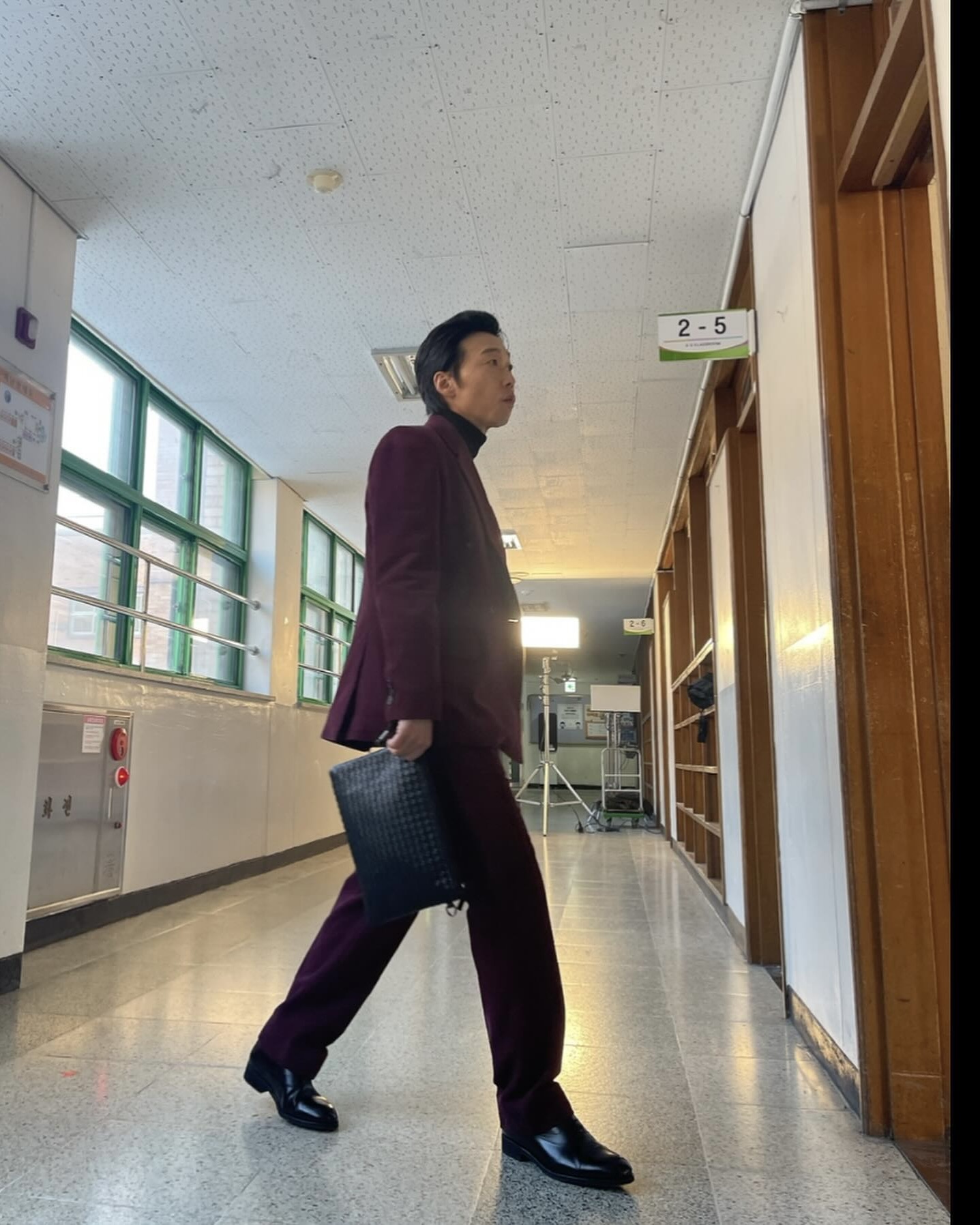 세계관 파괴하는 마성의 신스틸러🎬
화면 속에서 뿜어져 나오는 존재감만큼은 언제나 '0순위'인 배우 윤병희,,,❤️
무려 50여 편에 달하는 엄청난 필모그래피가 그의 명품 연기력을 그대로 증명해 주는데요. 드라마 <낮과 밤이 다른 그녀>, <이로운 사기>, <빈센조>부터 영화 <그녀가 죽었다>, <도굴>까지.
수많은 세계관 속에서 매번 완벽하게 다른 사람으로 변신해 버리는 연기를 볼 때면 진짜 감탄이 절로 나오지 않나요?
늘 다채로운 얼굴로 우리를 찾아오는, 알고 보면 세상에서 가장 멋진 배우 윤병희의 내일을 패션앤스타일이 응원합니다.🙆🏻♀️
50번의 변신 끝에 마주한 그의 가장 훈훈한 모먼트를 지금 확인해 보세요! 총총 😉❤️ 이미지4