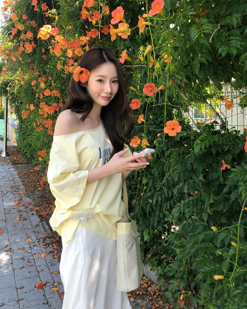 능소화 포토스팟? GMG💦🩷
여름이 오면 꼭 한 번은 찾아가게 되는 능소화의 계절이 돌아왔습니다. 벽을 가득 채운 주황빛 꽃 앞에서는 평범한 옷차림도 훨씬 화사하게 보이는데요. 이번 주말, 사진 남기기 좋은 능소화 스팟을 찾아가보세요.
한강 산책과 골목 구경까지 함께 즐기기 좋고, 벽을 따라 흐드러지게 핀 꽃 덕분에 어디서 찍어도 여름 분위기가 가득합니다. 친구, 연인, 가족이랑 주황빛 꽃벽 앞에서 사진 남기고 싶다면 놓치기 전에 저장해두세요.
📍 뚝섬한강공원 능소화벽
📍 북촌 가회동 성당 아래 골목
📍 후암동 능소화 골목
📍 약수동 옹벽
📍 홍릉수목원 이미지6