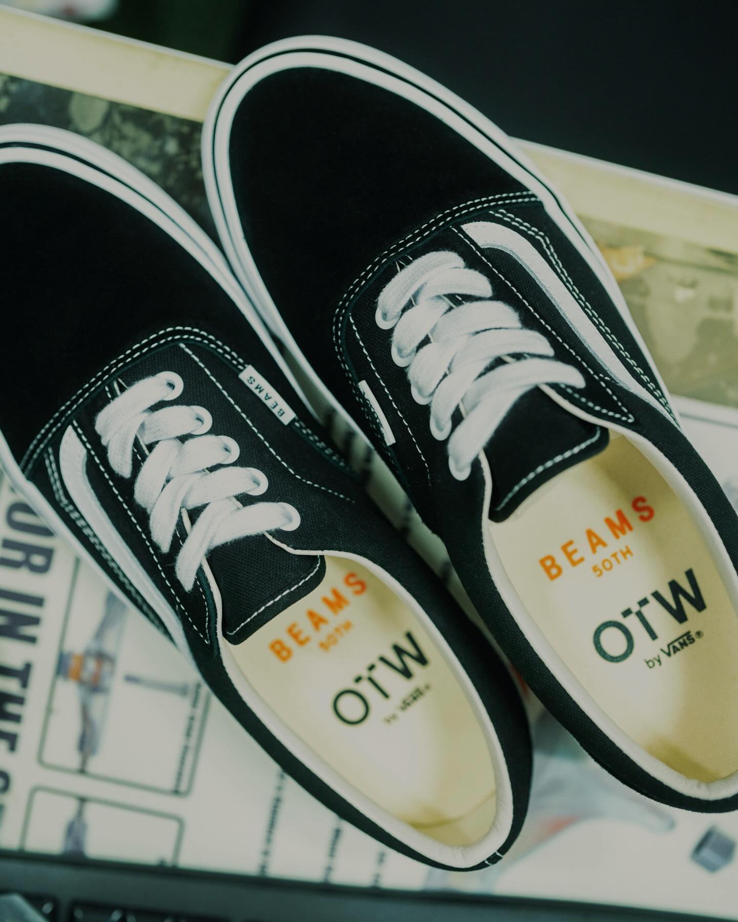 7월 2일, 빔스 하라주쿠 출시🤝
반스(Vans) × 빔스(BEAMS) ‘Skool Era’, 출시합니다.
올드 스쿨(Old Skool)과 에라(Era). 반스를 대표하는 두 실루엣을 한 켤레 안에 섞었습니다. 외측엔 에라 특유의 피스 태그 디자인과 미니멀한 라인을 살리고, 내측엔 올드 스쿨의 시그니처 사이드 스트라이프를 적용했습니다. 같은 신발이 좌우에서 다르게 읽히는 구조예요.
아웃솔엔 비브람(Vibram) 솔이 들어갔습니다. 반스 클래식 실루엣에 비브람 그립을 얹은 조합으로 익숙한 형태에 조용히 다른 무게감이 생겼어요. 7월 2일(목) 빔스 하라주쿠 선행, 7월 3일(금) 빔스 전 매장 및 공식 온라인샵 일반 발매. 일본 한정입니다. 이미지2