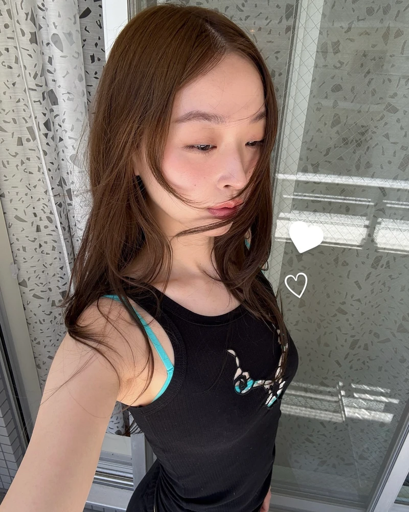 이름마저 예쁜 유채원🩷
변정수만큼 뛰어난 패션 감각을 가진 유채원. 모델로 활동하며 자신만의 취향을 담은 소품 숍 @house.mumu도 운영하며, 옷뿐 아니라 소품에서도 키치하고 사랑스러운 무드를 보여주고 있는데요.
사랑스러운 페미닌 룩에 빈티지하고 키치한 요소를 자연스럽게 더하는 패션 센스가 돋보이죠. 올여름 뻔하지 않은 느좋 사복 코디를 찾고 있다면, 유채원의 스타일링을 참고해보세요. 이미지10