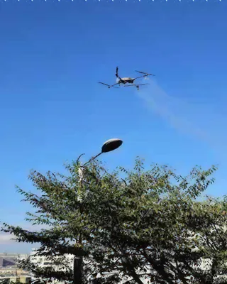 계양산 드론 떴다🚁인천 러브버그 전쟁
해마다 계양산 등산로를 뒤덮던 러브버그. 올해 인천시도 헬기·드론까지 띄웠습니다. 살충제 대신 ‘물’입니다. 손이 닿기 어려운 고지대 숲에 드론이 물을 뿌리면 러브버그가 떨어집니다.
요즘 계양산은 지난해보다 잠잠해졌다는 반응입니다. 다만 방제 덕인지는 아직 이릅니다. 서늘한 산림은 늦게 깨어나 진짜 고비는 다음 주라는 분석도 있습니다. 이미지