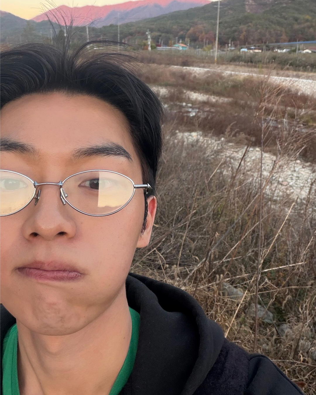 안경이 '현욱빨' 받는 중? 👓🔥
소년미와 냉미남을 1초 만에 넘나드는 최현욱 안경 스타일링 모음
넷플릭스 신작 <맨 끝줄 소년>으로 활약중인 배우 최현욱의 치명적인 매력 한 끗, 바로 '안경'입니다! 긱시크부터 힙한 무드까지 다 잡은 최현욱의 남친룩 모먼트, 슬라이드를 넘겨서 확인해 보세요! 이미지2