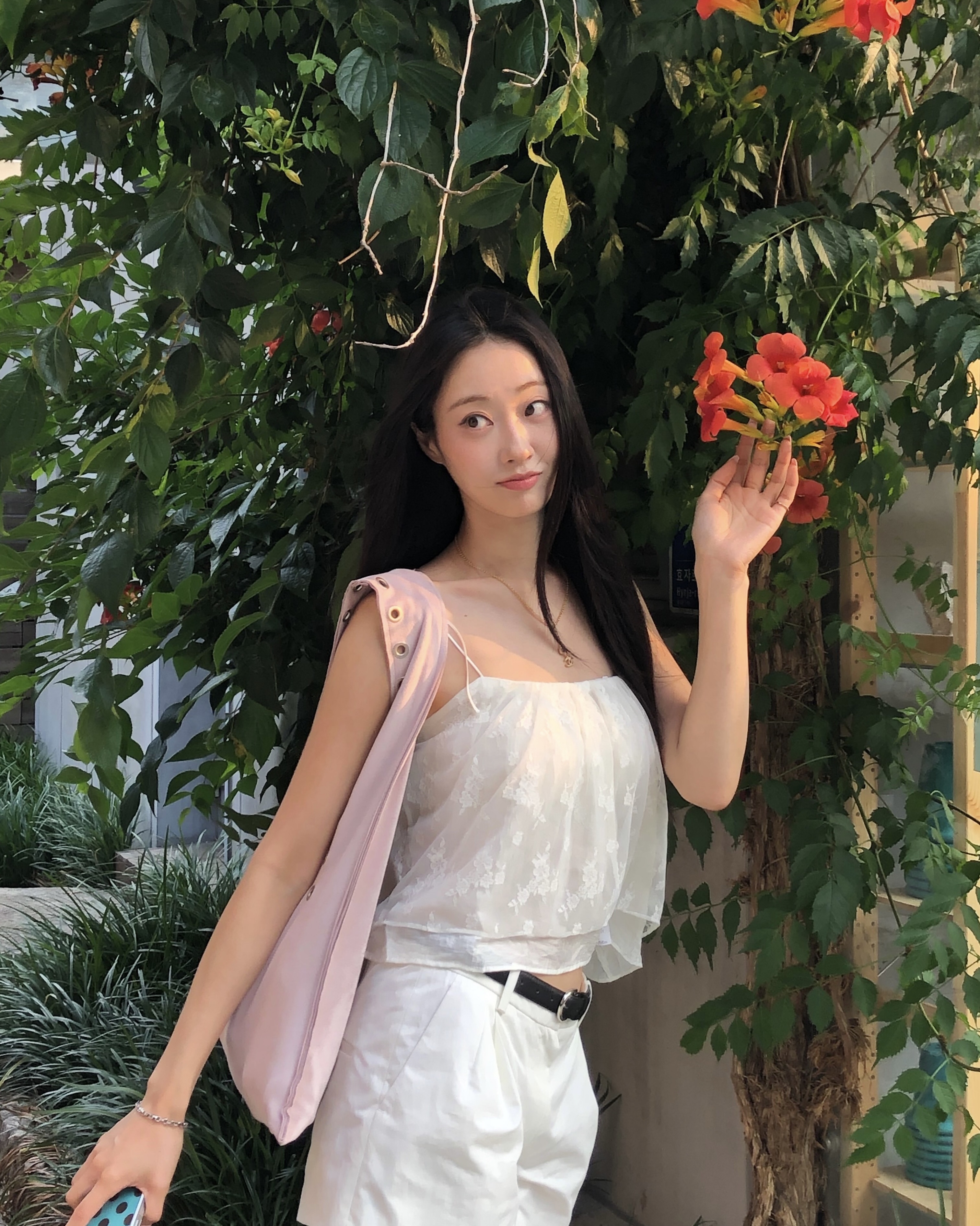 능소화 포토스팟? GMG💦🩷
여름이 오면 꼭 한 번은 찾아가게 되는 능소화의 계절이 돌아왔습니다. 벽을 가득 채운 주황빛 꽃 앞에서는 평범한 옷차림도 훨씬 화사하게 보이는데요. 이번 주말, 사진 남기기 좋은 능소화 스팟을 찾아가보세요.
한강 산책과 골목 구경까지 함께 즐기기 좋고, 벽을 따라 흐드러지게 핀 꽃 덕분에 어디서 찍어도 여름 분위기가 가득합니다. 친구, 연인, 가족이랑 주황빛 꽃벽 앞에서 사진 남기고 싶다면 놓치기 전에 저장해두세요.
📍 뚝섬한강공원 능소화벽
📍 북촌 가회동 성당 아래 골목
📍 후암동 능소화 골목
📍 약수동 옹벽
📍 홍릉수목원 이미지3