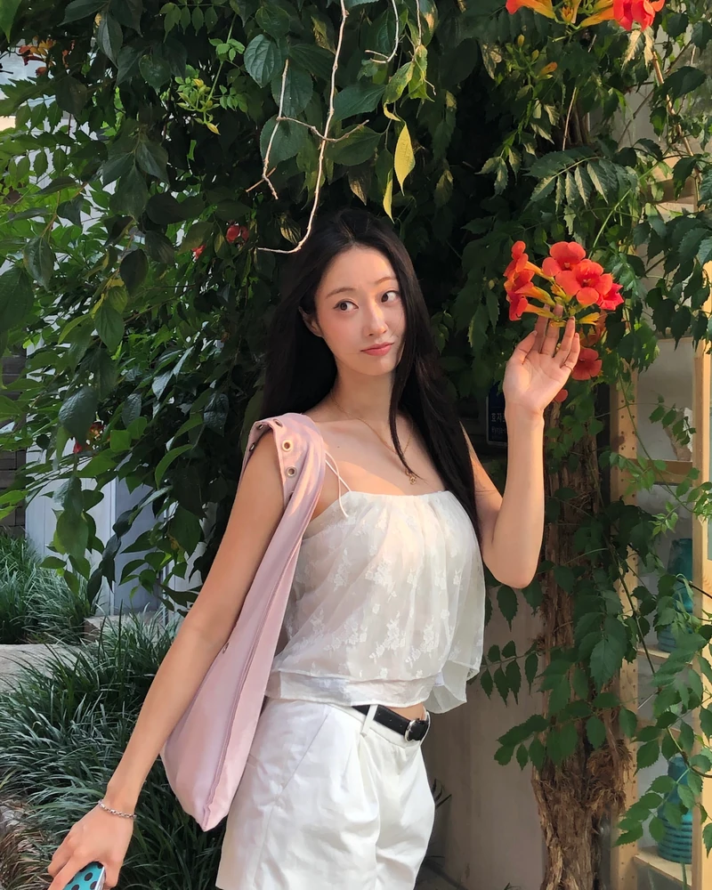 능소화 포토스팟? GMG💦🩷
여름이 오면 꼭 한 번은 찾아가게 되는 능소화의 계절이 돌아왔습니다. 벽을 가득 채운 주황빛 꽃 앞에서는 평범한 옷차림도 훨씬 화사하게 보이는데요. 이번 주말, 사진 남기기 좋은 능소화 스팟을 찾아가보세요.
한강 산책과 골목 구경까지 함께 즐기기 좋고, 벽을 따라 흐드러지게 핀 꽃 덕분에 어디서 찍어도 여름 분위기가 가득합니다. 친구, 연인, 가족이랑 주황빛 꽃벽 앞에서 사진 남기고 싶다면 놓치기 전에 저장해두세요.
📍 뚝섬한강공원 능소화벽
📍 북촌 가회동 성당 아래 골목
📍 후암동 능소화 골목
📍 약수동 옹벽
📍 홍릉수목원 이미지3
