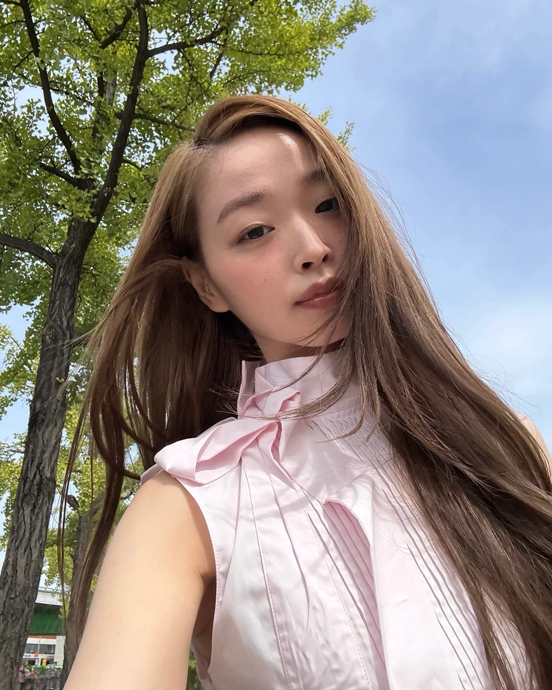 이름마저 예쁜 유채원🩷
변정수만큼 뛰어난 패션 감각을 가진 유채원. 모델로 활동하며 자신만의 취향을 담은 소품 숍 @house.mumu도 운영하며, 옷뿐 아니라 소품에서도 키치하고 사랑스러운 무드를 보여주고 있는데요.
사랑스러운 페미닌 룩에 빈티지하고 키치한 요소를 자연스럽게 더하는 패션 센스가 돋보이죠. 올여름 뻔하지 않은 느좋 사복 코디를 찾고 있다면, 유채원의 스타일링을 참고해보세요. 이미지2
