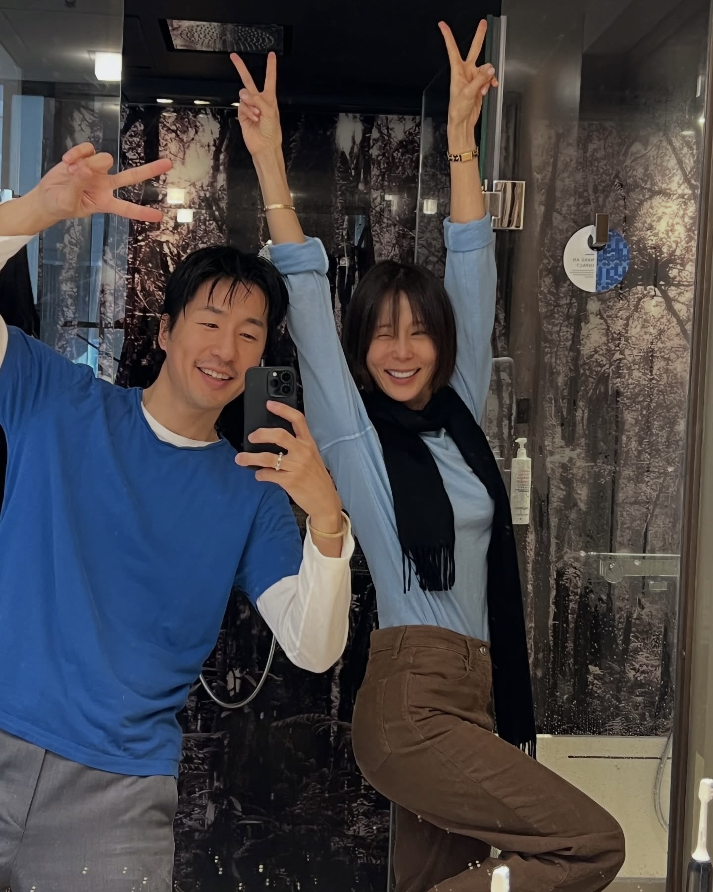 보기만 해도 마음이 몽글몽글해지는 커플
지난 28일 나영❤️큐 쀼가 드디어 혼인신고를 마치고 진짜 진짜 가족이 되었다는 반가운 소식을 전했습니다.
나영의 유튜브 채널 <노필터티비> 를 통해 공개된 혼인신고 날의 영상은 보는 이들의 마음까지 따뜻한 행복으로 가득 채워주었는데요. 🤍
서로의 든든한 편이 되어주며 예쁜 사랑을 키워온 두 사람, 그리고 든든하고 사랑스러운 신우와 이준이까지 함께 완성한 네 사람의 앞날에 오직 웃음과 행복만 가득하기를, 새로운 출발을 온 마음 다해 응원합니다! 🙆🏻♀️❤️ 이미지9