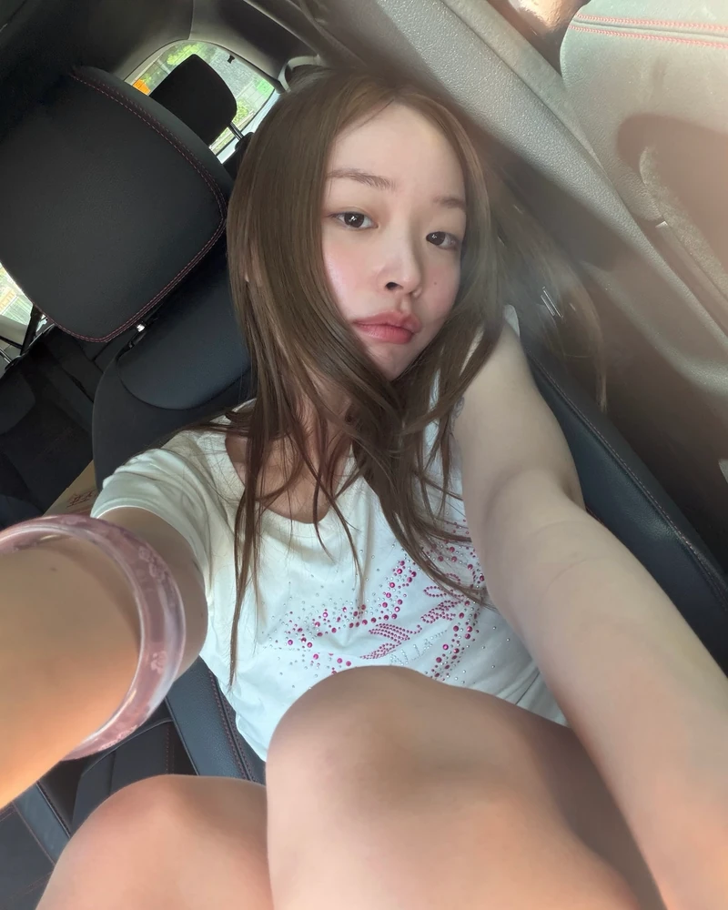 이름마저 예쁜 유채원🩷
변정수만큼 뛰어난 패션 감각을 가진 유채원. 모델로 활동하며 자신만의 취향을 담은 소품 숍 @house.mumu도 운영하며, 옷뿐 아니라 소품에서도 키치하고 사랑스러운 무드를 보여주고 있는데요.
사랑스러운 페미닌 룩에 빈티지하고 키치한 요소를 자연스럽게 더하는 패션 센스가 돋보이죠. 올여름 뻔하지 않은 느좋 사복 코디를 찾고 있다면, 유채원의 스타일링을 참고해보세요. 이미지7