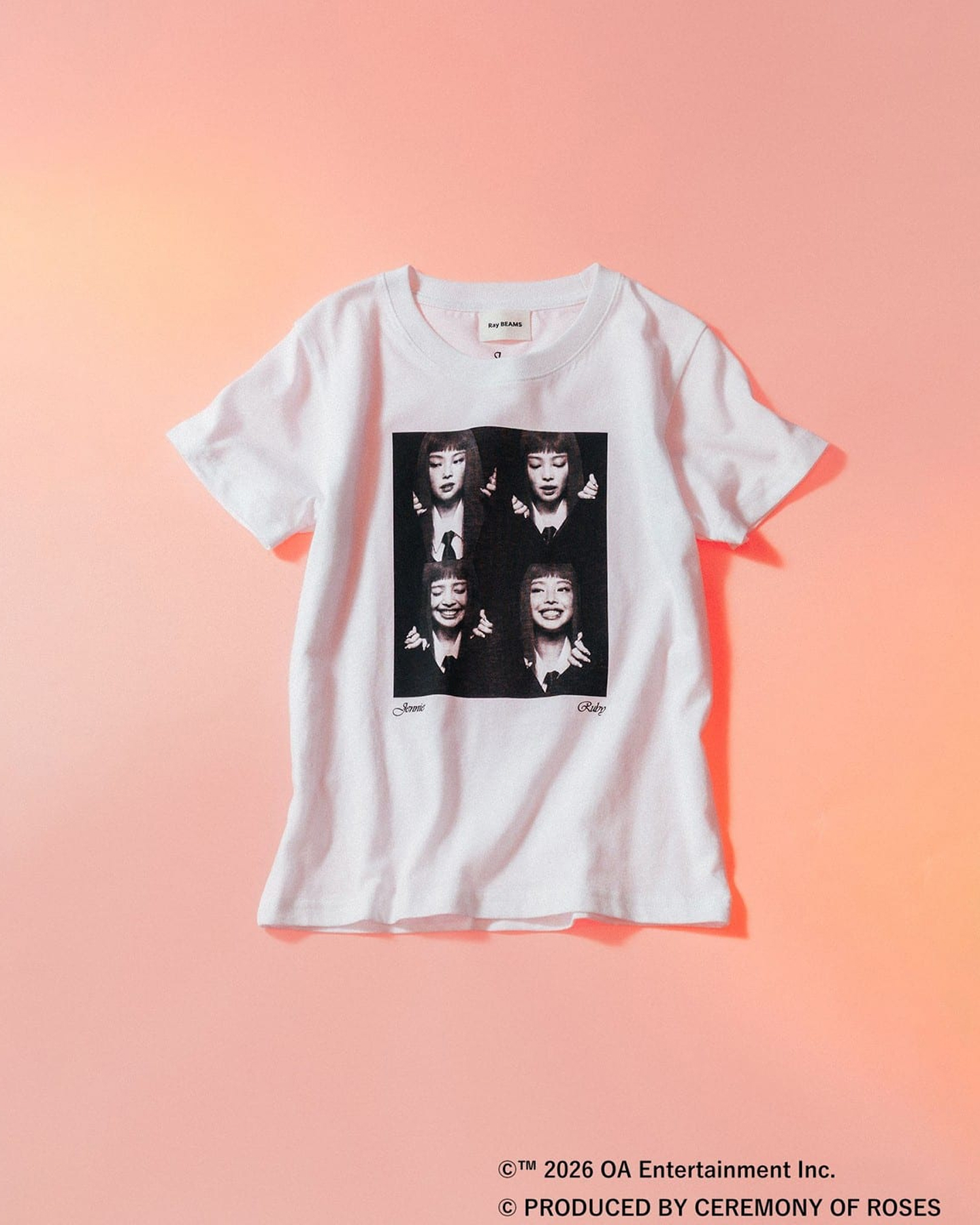 레이 빔스 x 제니 컬렉션 출시🌹
티셔츠 4종, 캐미솔 2종👕
지난 5월 제니와 빔스의 그래픽 티셔츠가 출시됐었는데요. 이번에는 빔스의 여성 레이블 '레이 빔스(Ray beams)’로 돌아왔습니다.
제니의 솔로 앨범 ‘RUBY’의 타이포그래피와 포토를 담은 해당 컬렉션은 티셔츠 4종과 캐미솔 2종으로 구성됐으며, 현재 일본 빔스 홈페이지에서 구매 가능합니다. 가격은 티셔츠 ¥8,250 (한화 약 78,000원 대), 캐미솔 ¥7,150 (한화 약 68,000원 대). 이미지3