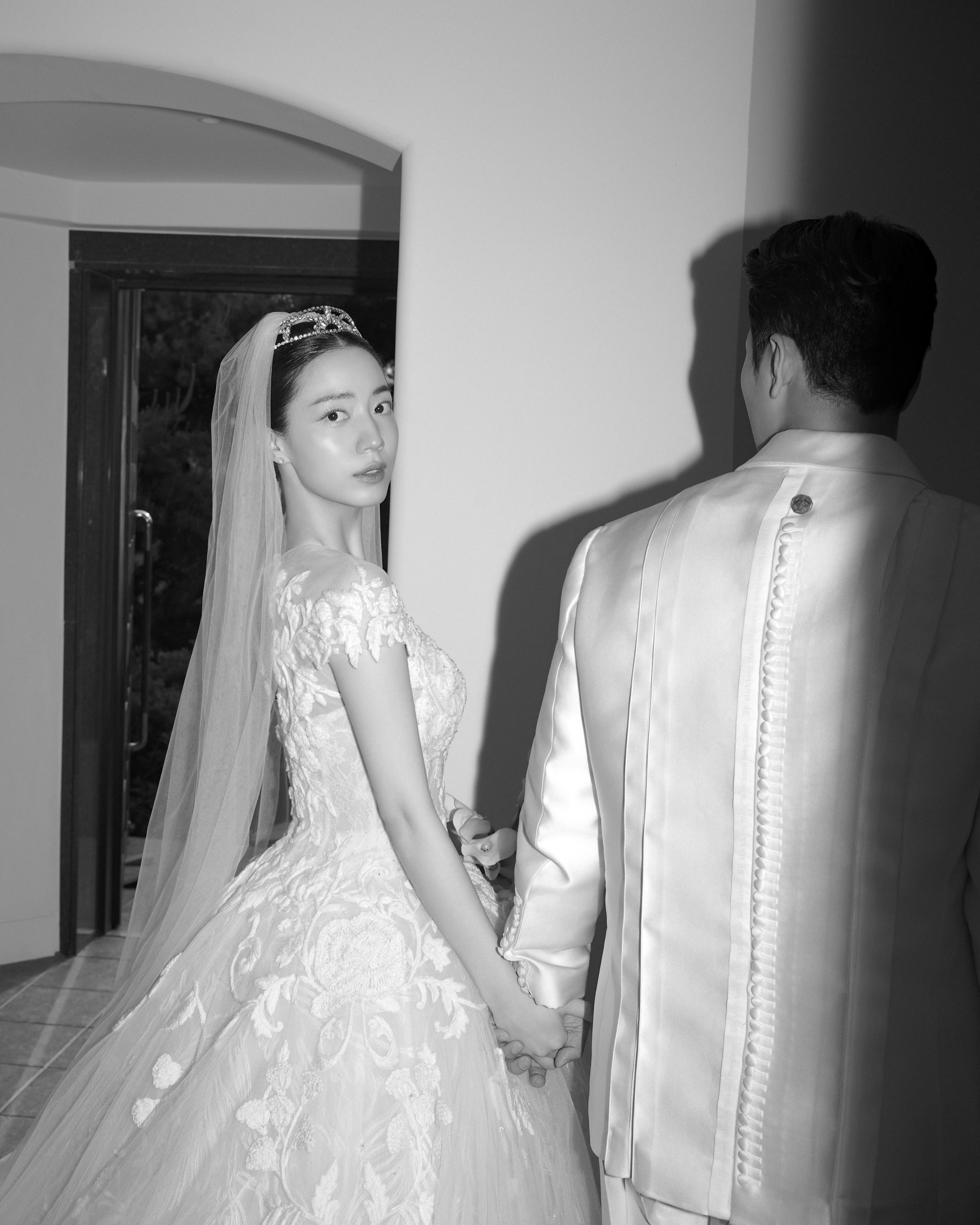 9월의 신부가 되는 류화영👰🏻♀️ 배우 류화영이 오늘 오전 "사랑은 거창한 약속보다, 함께 웃는 특별한 순간들에 있었습니다. 우리가 기억하는 계절 속에 소중함을 배웁니다"라는 멘트와 함께 예비 신랑과 함께한 웨딩사진을 공개했는데요.🖤 클래식 드레스부터 시크한 블랙 앤 카키 커플 룩, 그리고 실크 소재가 눈에 띄는 드레스까지 하나같이 안 어울리는 게 없네요,,💍 독보적인 무드로 꽉 채워진 배우 류화영의 가장 아름다운 순간, 슬라이드를 넘겨 감상해 보세요! 이미지