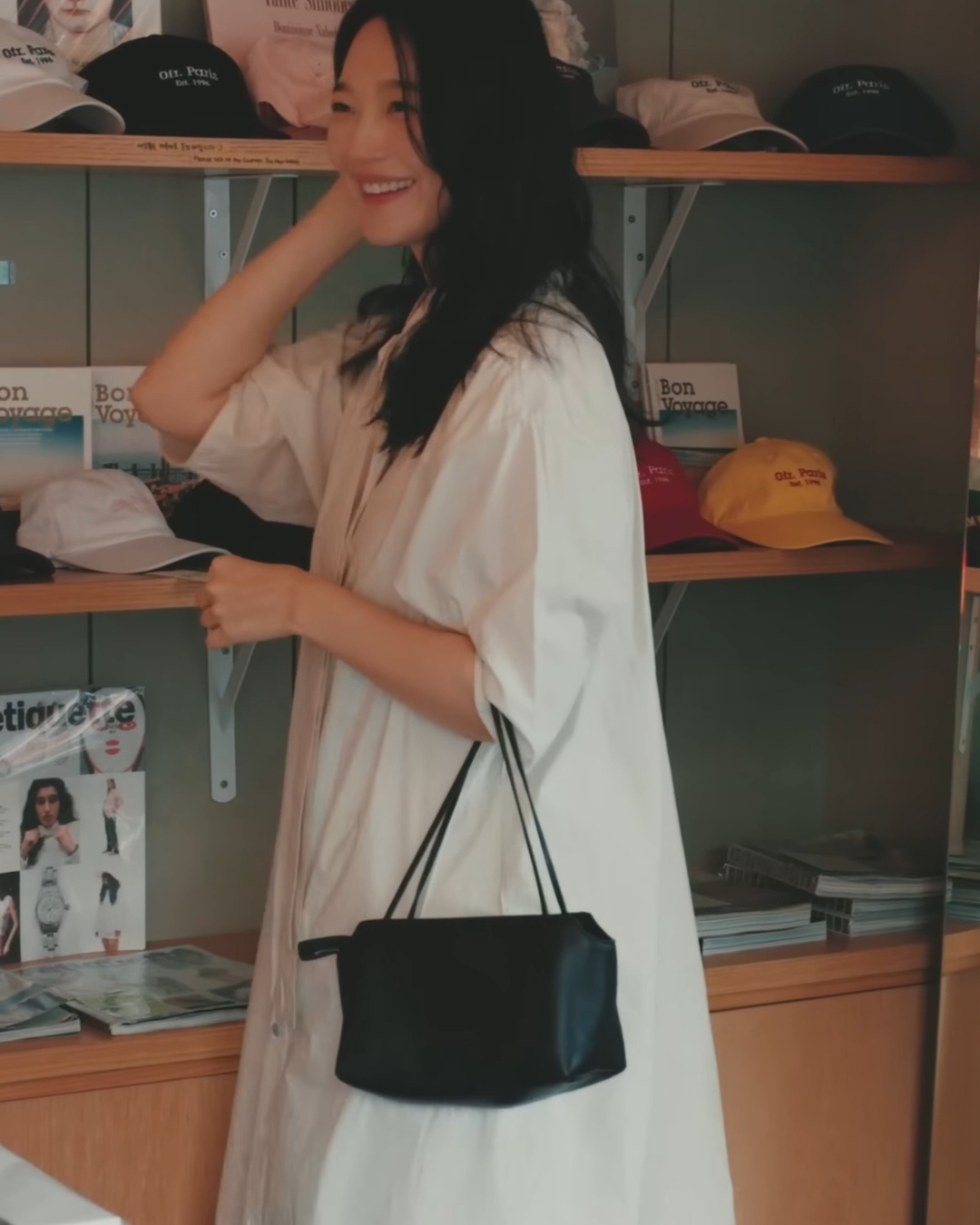 신민아 서촌 일상 속 화제 가방🖤🤍 민아언니와 제니, 둘의 일상 속 찐 데일리백👜 저장하세요! 최근 절친 공효진 유튜브 채널 속 내추럴한 매력을 뽐낸 신민아! 영상 속에서 그녀가 내내 곁에 둔 가방은 바로 더 로우(The Row) 제품입니다. 은은한 가죽 특성을 살린 미니멀한 디자인이 매력적이죠. 한편, 우즈와의 쇼핑 데이트에서 포착된 제니의 일상 룩에서도 같은 더 로우 백이 등장했었는데요. 제니도 쇼핑하는 내내 어깨에 맨 가방은 더 로우 'Terrasse 가죽 투고 백'입니다. 대놓고 드러내는 로고 없이도 극강의 고급스러움을 자랑하는 더 로우 백. 여러분도 이번 시즌 위시리스트에 저장하셨나요? • 더 로우 Terrasse 가죽 투고 백, 300만 원대 이미지
