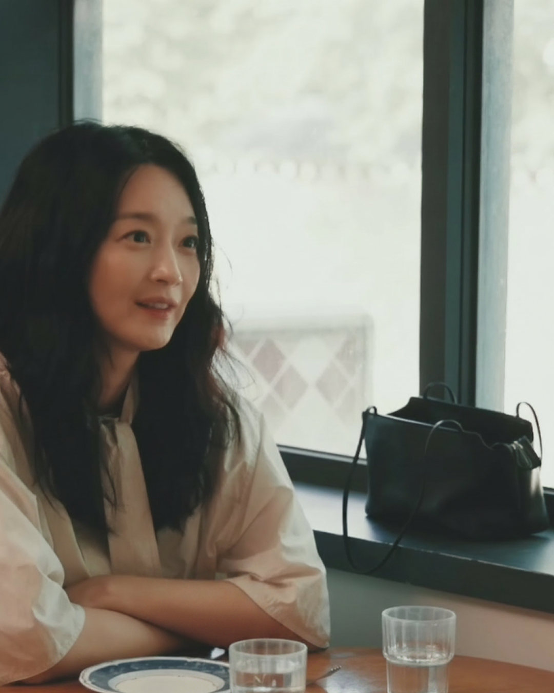 신민아 서촌 일상 속 화제 가방🖤🤍
민아언니와 제니, 둘의 일상 속 찐 데일리백👜 저장하세요!
최근 절친 공효진 유튜브 채널 속 내추럴한 매력을 뽐낸 신민아! 영상 속에서 그녀가 내내 곁에 둔 가방은 바로 더 로우(The Row) 제품입니다. 은은한 가죽 특성을 살린 미니멀한 디자인이 매력적이죠.
한편, 우즈와의 쇼핑 데이트에서 포착된 제니의 일상 룩에서도 같은 더 로우 백이 등장했었는데요. 제니도 쇼핑하는 내내 어깨에 맨 가방은 더 로우 'Terrasse 가죽 투고 백'입니다.
대놓고 드러내는 로고 없이도 극강의 고급스러움을 자랑하는 더 로우 백. 여러분도 이번 시즌 위시리스트에 저장하셨나요?
• 더 로우 Terrasse 가죽 투고 백, 300만 원대 이미지4