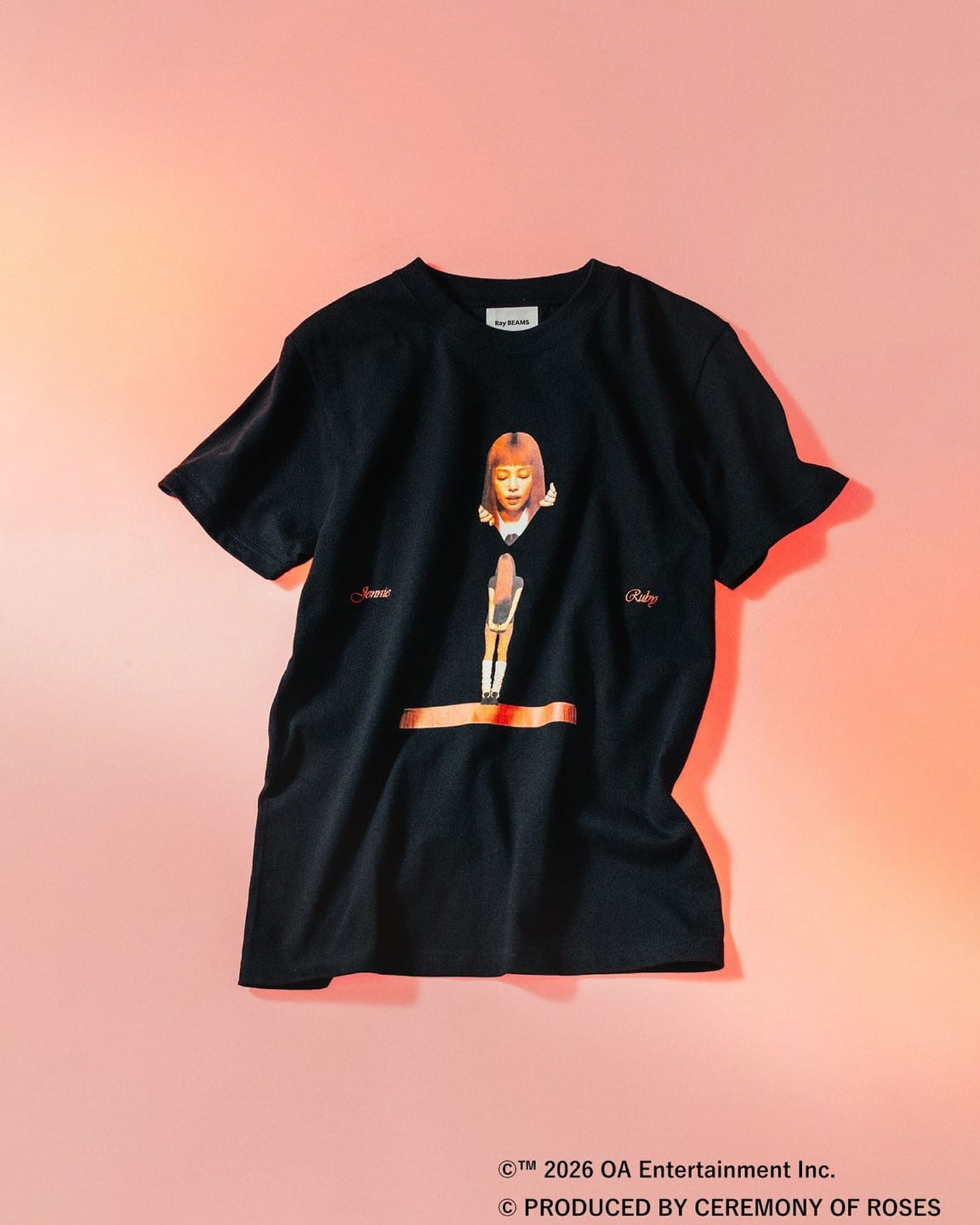 레이 빔스 x 제니 컬렉션 출시🌹 티셔츠 4종, 캐미솔 2종👕 지난 5월 제니와 빔스의 그래픽 티셔츠가 출시됐었는데요. 이번에는 빔스의 여성 레이블 '레이 빔스(Ray beams)’로 돌아왔습니다. 제니의 솔로 앨범 ‘RUBY’의 타이포그래피와 포토를 담은 해당 컬렉션은 티셔츠 4종과 캐미솔 2종으로 구성됐으며, 현재 일본 빔스 홈페이지에서 구매 가능합니다. 가격은 티셔츠 ¥8,250 (한화 약 78,000원 대), 캐미솔 ¥7,150 (한화 약 68,000원 대). 이미지